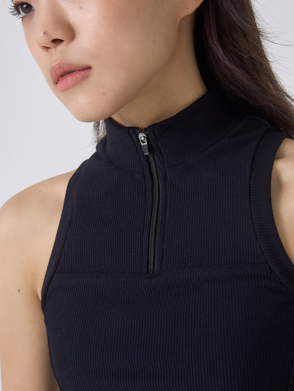 MESH LAYERED HALF-ZIP SLEEVELESS [BLACK]