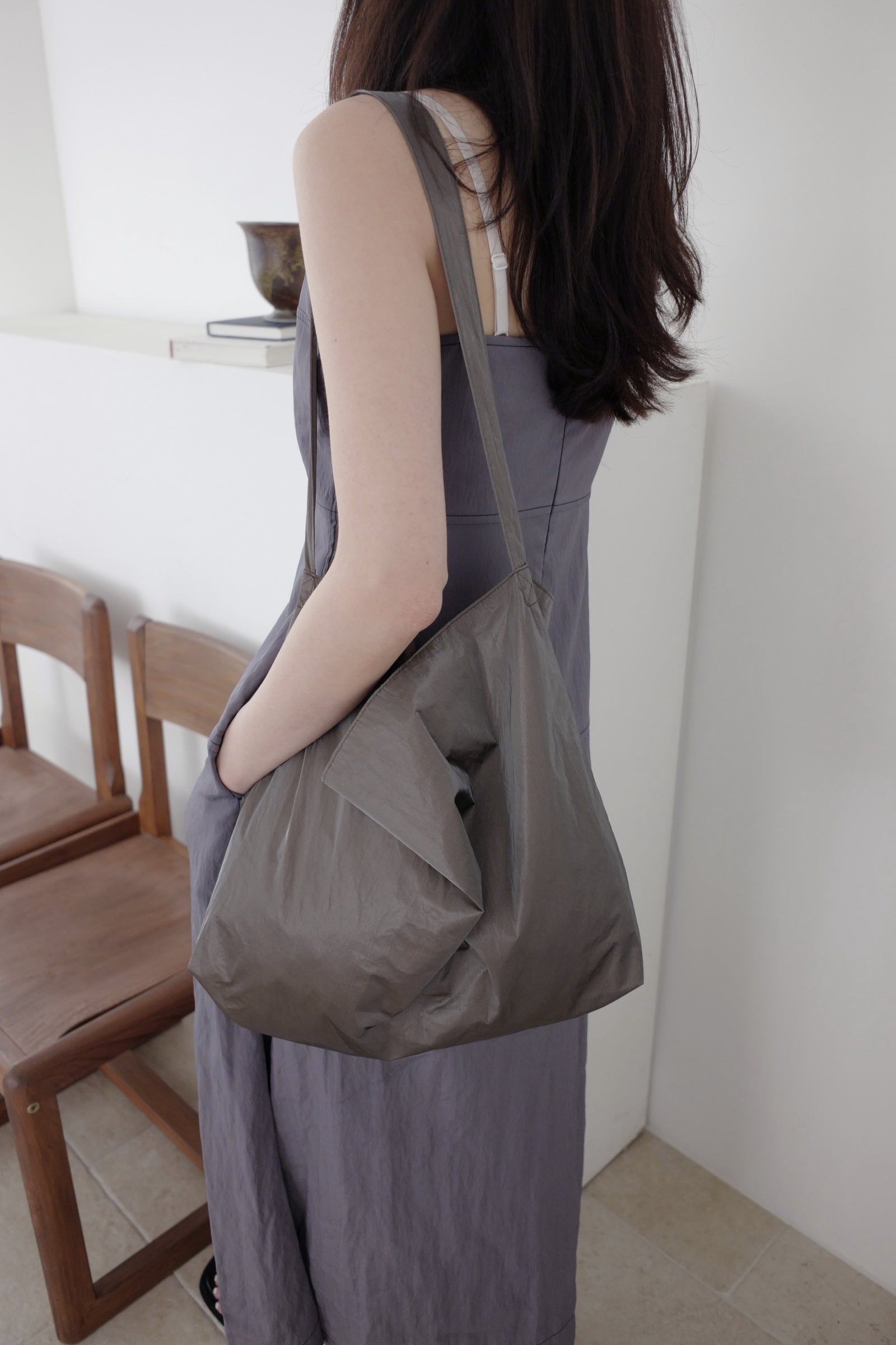 Glossy shoulder bag (gray-brown)