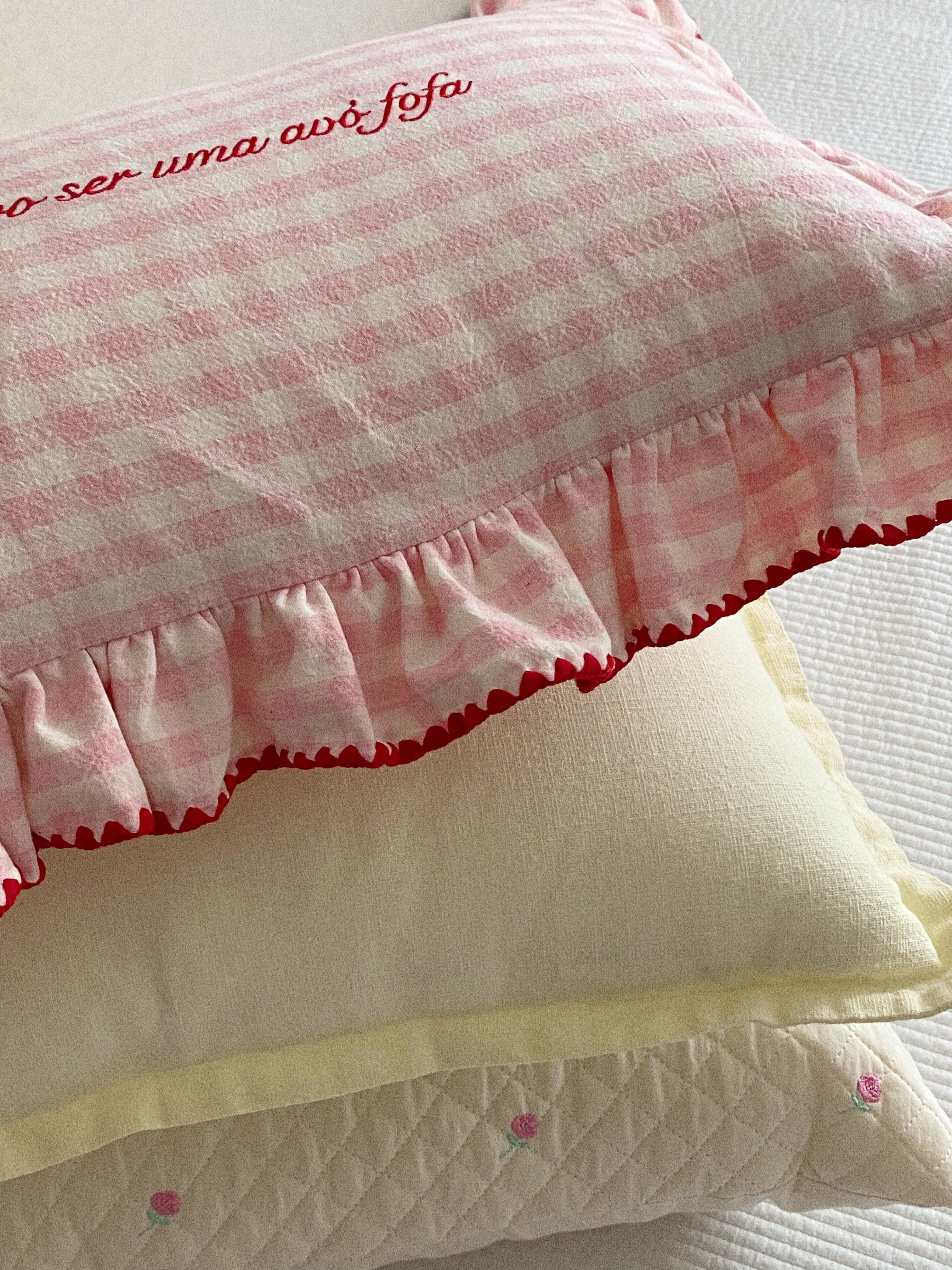 bordado frill cushion