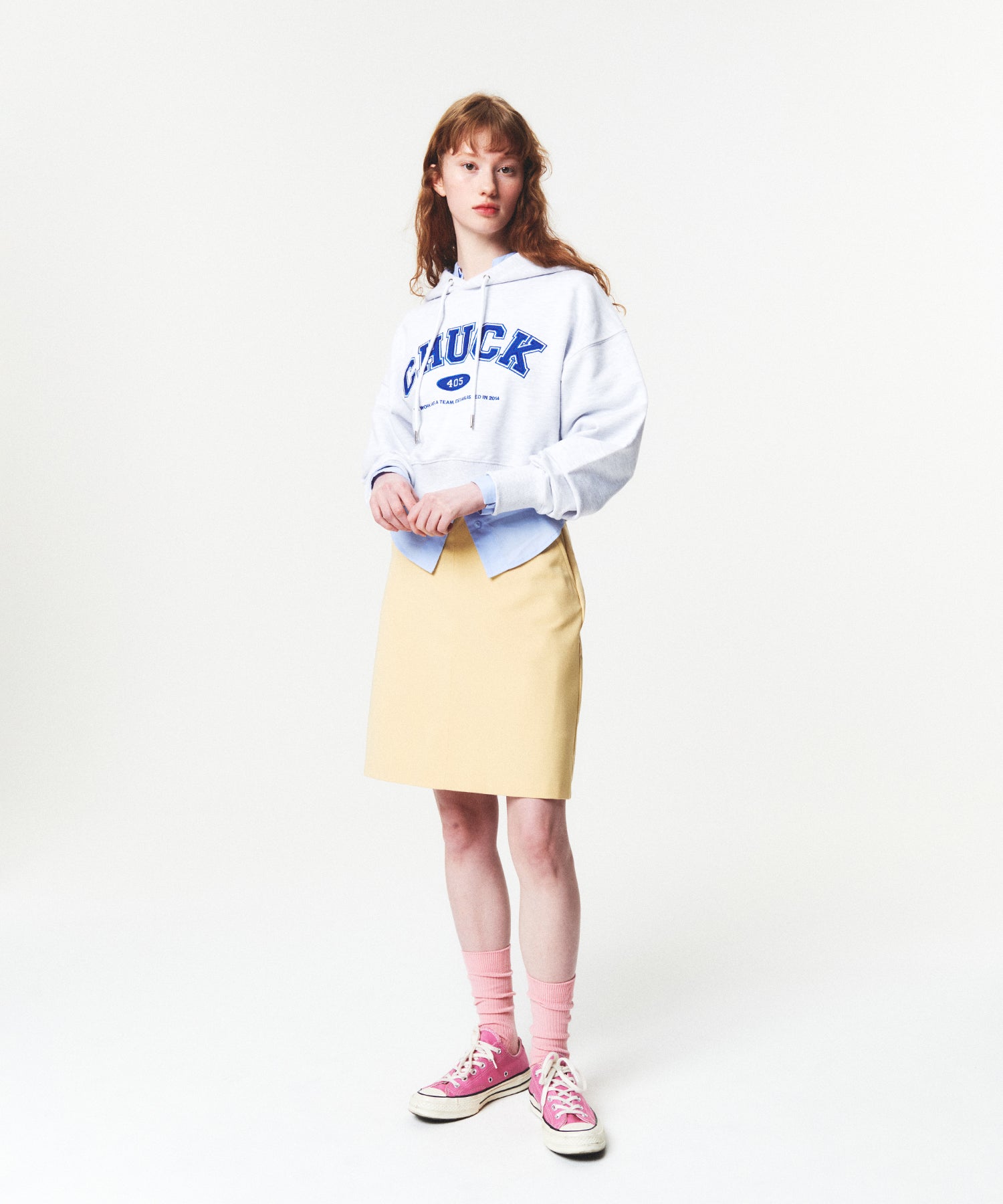 アップリケアーチロゴクロップフーディ/CHUCK APPLIQUE ARCH LOGO CROP HOODIE (LIGHT GRAY)