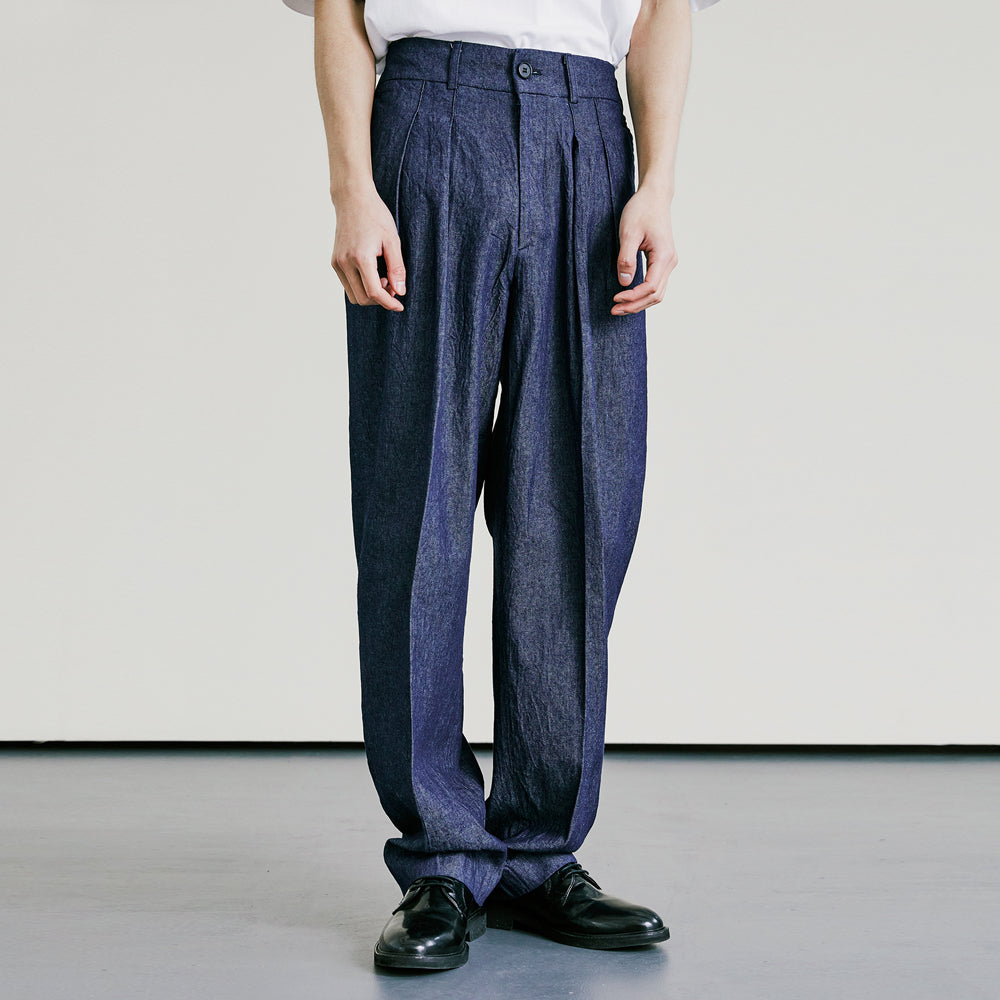 DENIM WIDE CURVE FIT TWO TUCK SLACKS INDIGO