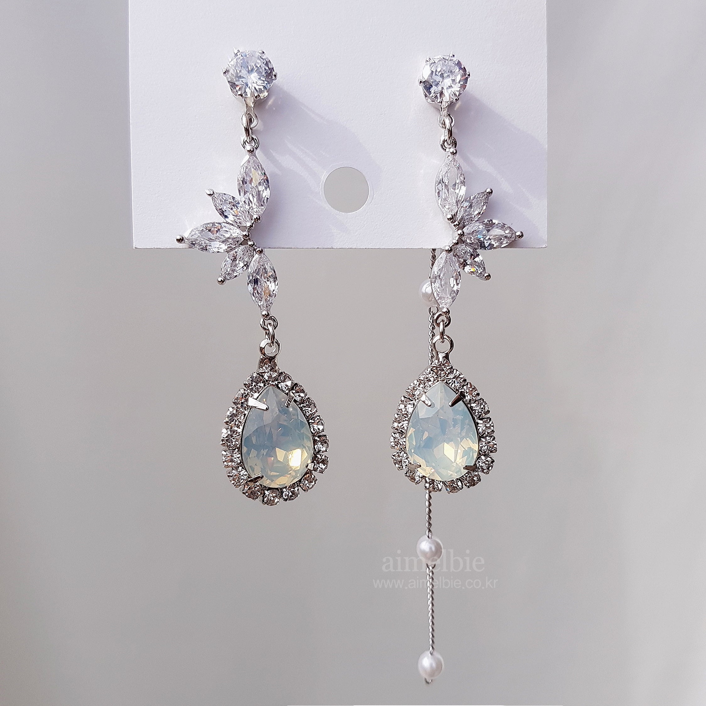 Heavenly Crystal Earring - White Opal Color