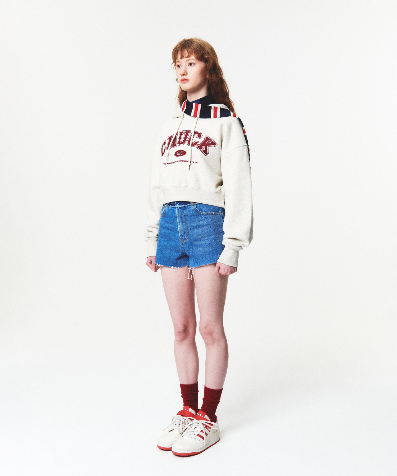 アップリケアーチロゴクロップフーディ/CHUCK APPLIQUE ARCH LOGO CROP HOODIE (OATMEAL)