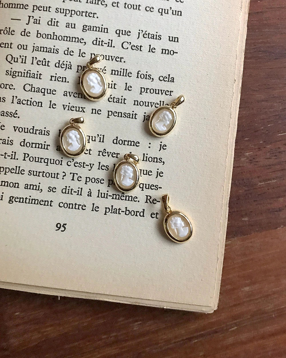 Vintage Mood Cameo petit Necklace [Cream]