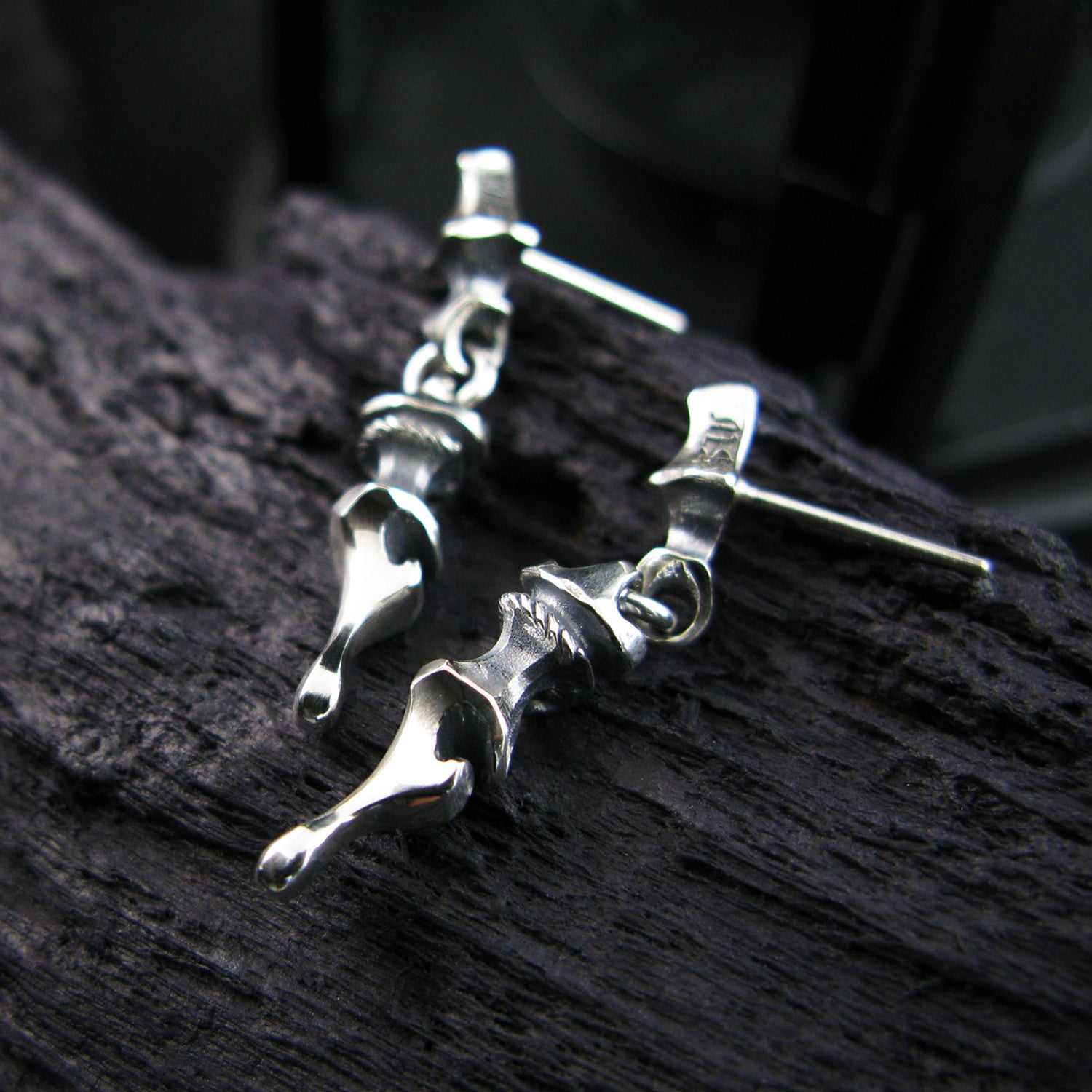 Main gauche silver earring