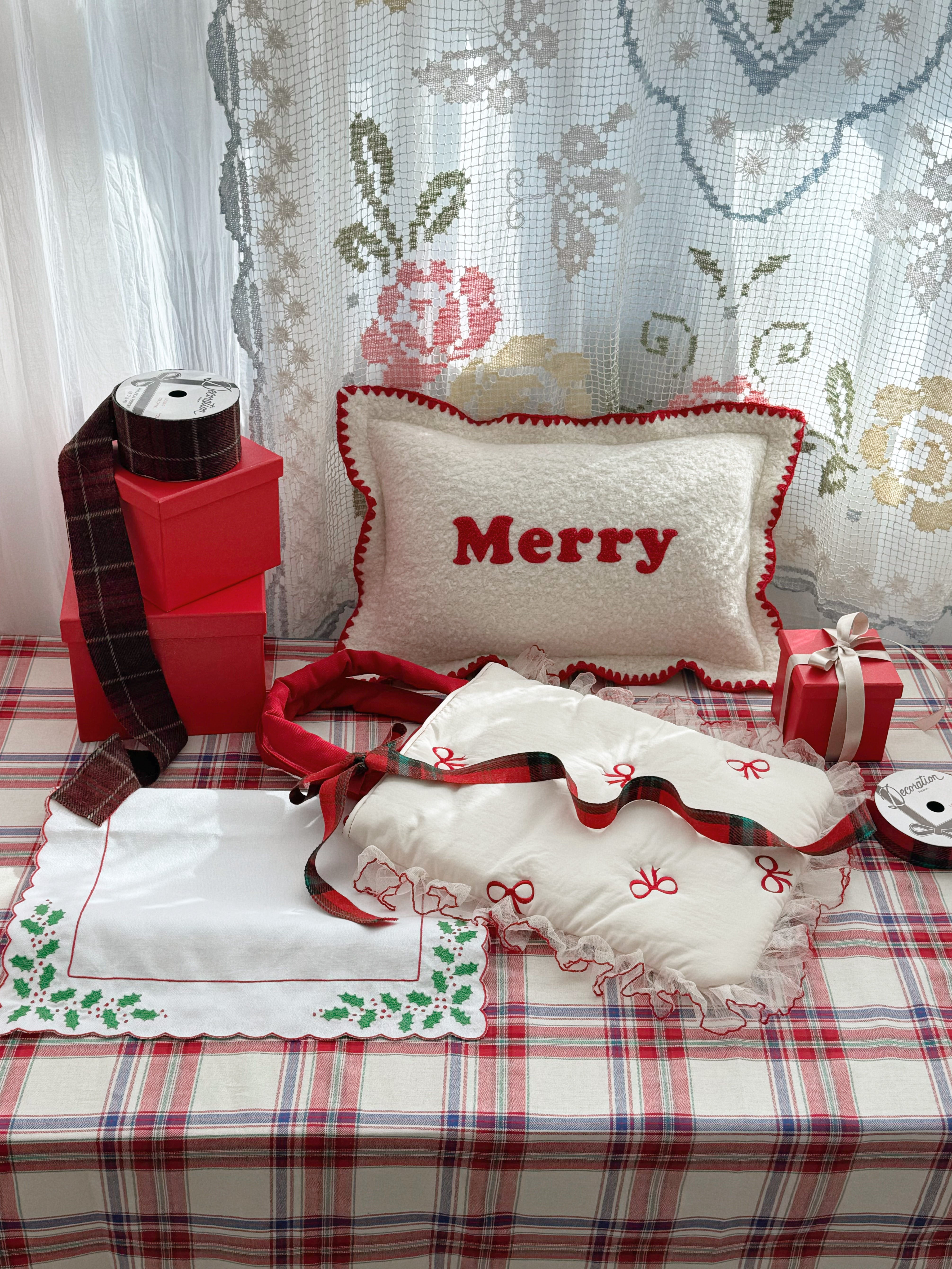 Merry Boucle Mini Cushion Red Point Embroidery Christmas