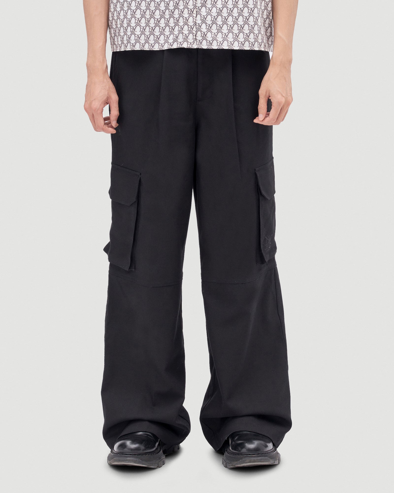 PRIVÉ LOGO EMBROIDERED CARGO PANTS (MALE) - BLACK