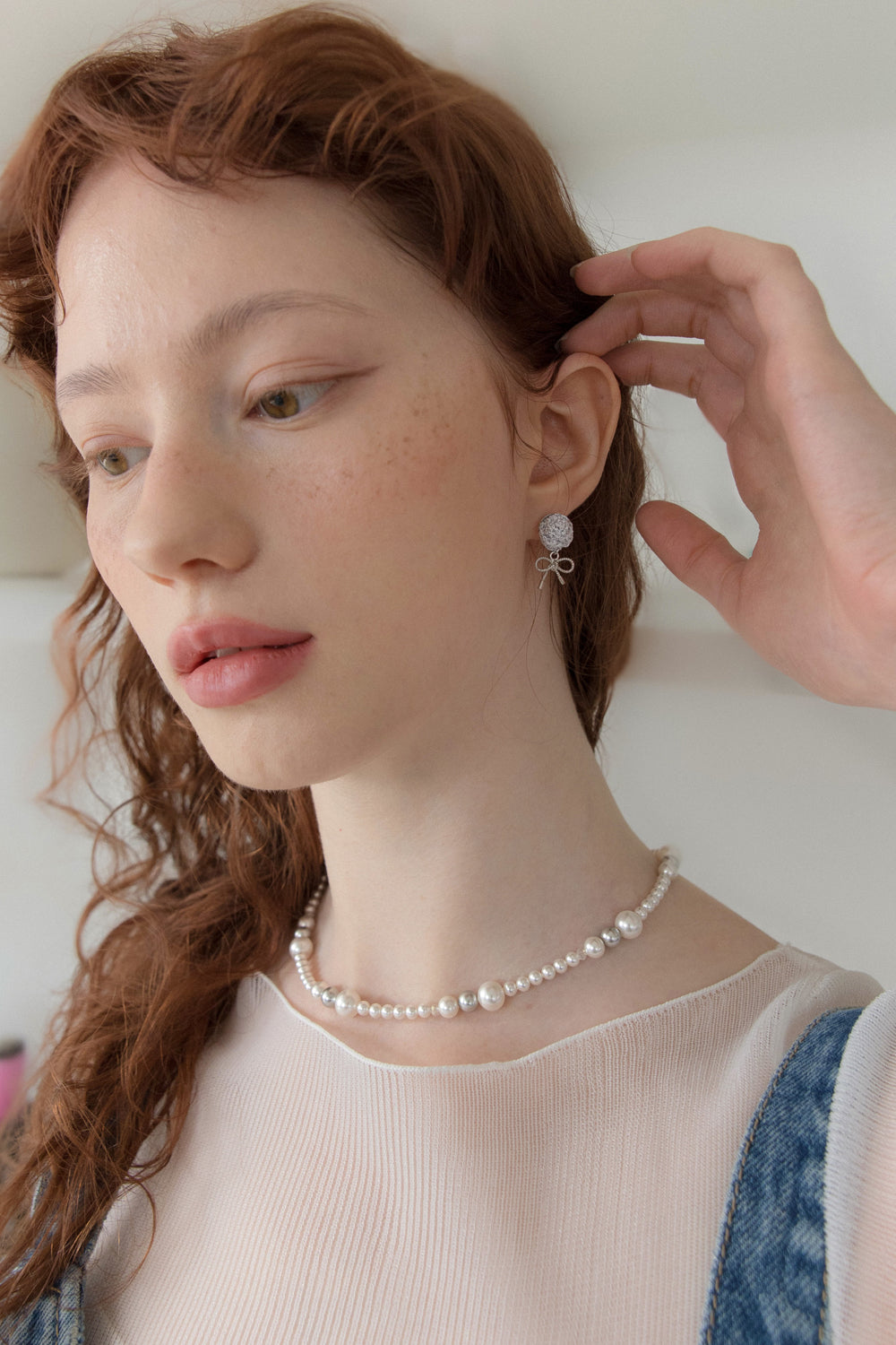 Silver knit ball and ribbon earring