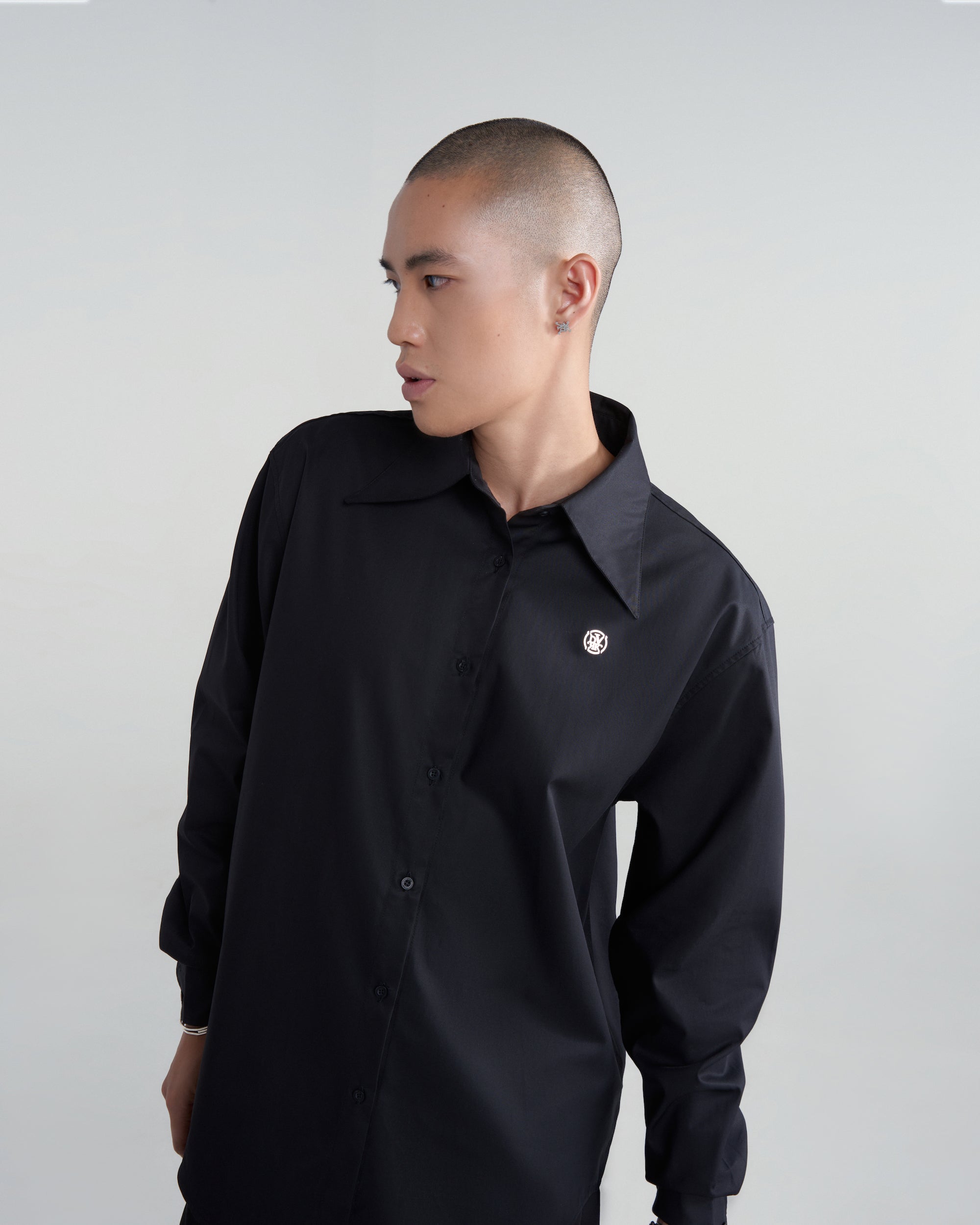 PRIVÉ MINI METAL LOGO OVERSIZED SHIRT - BLACK