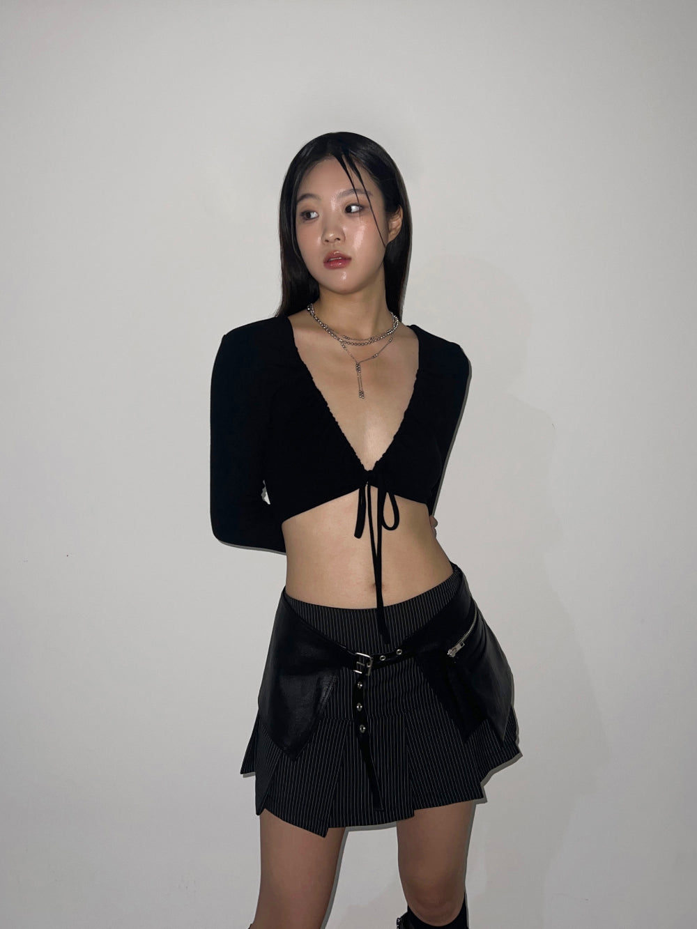 Shirring strap crop cardigan (Black)