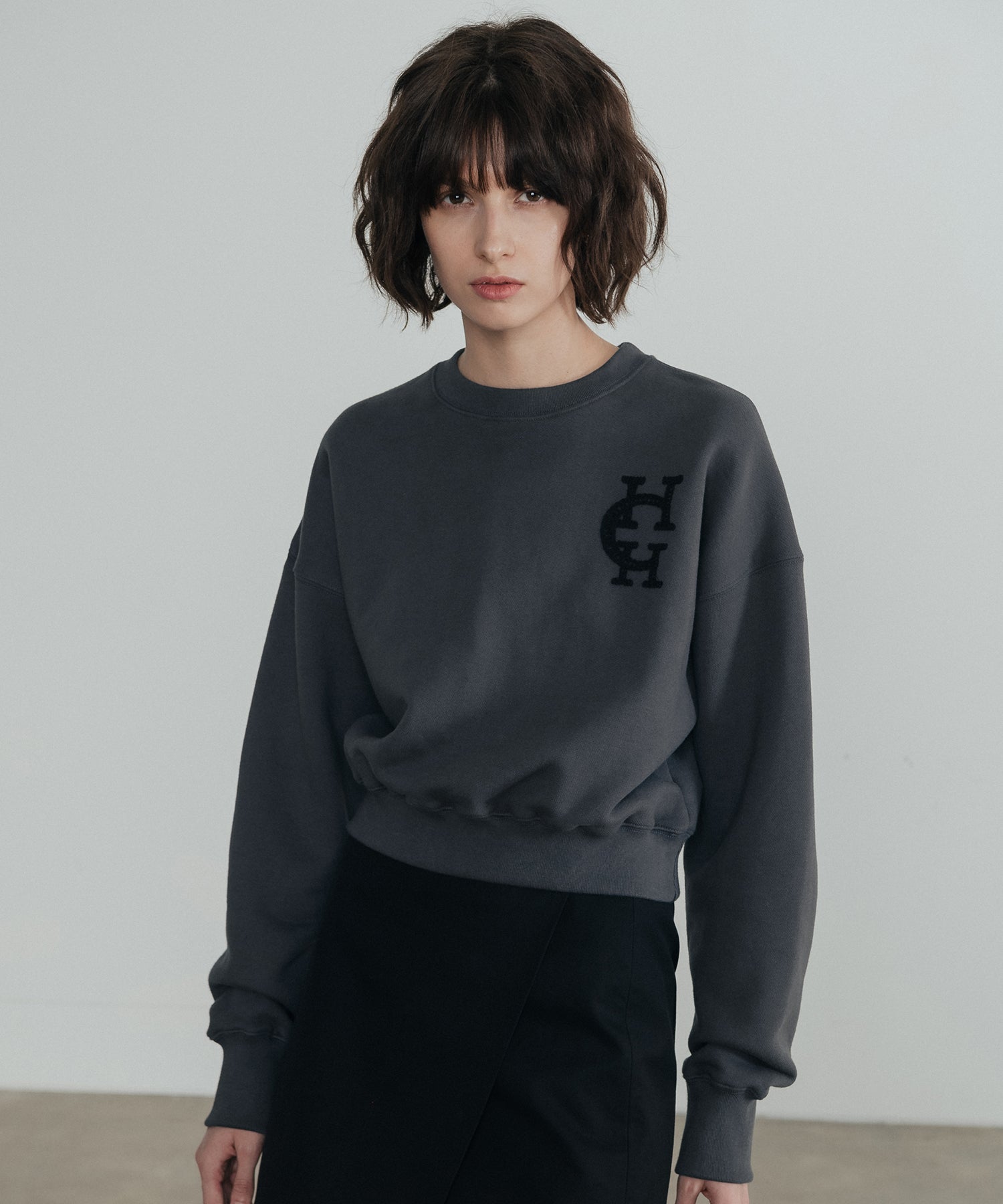 Classic symbol logo crop sweatshirt_Charcoal