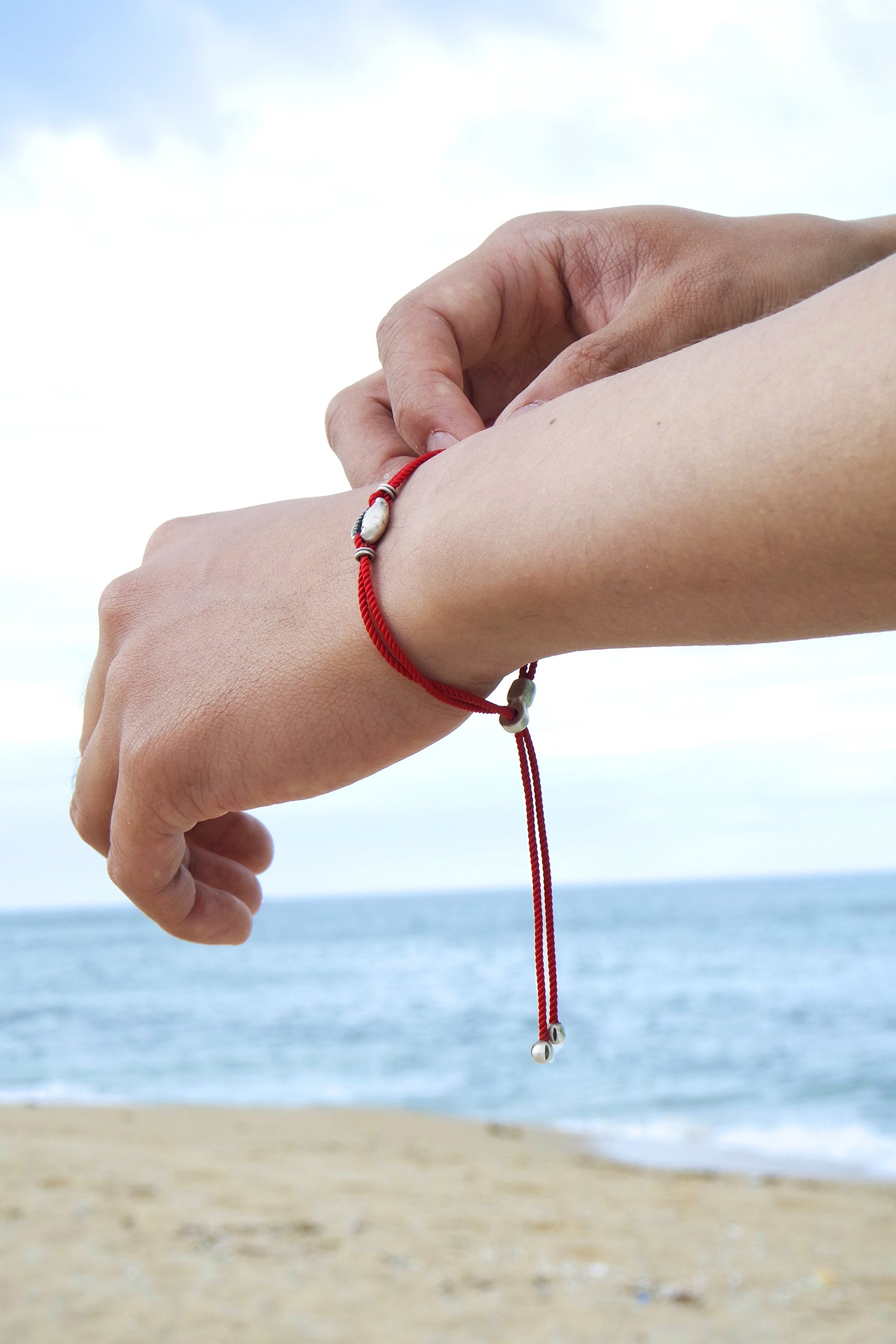 Shell string bracelet (red)