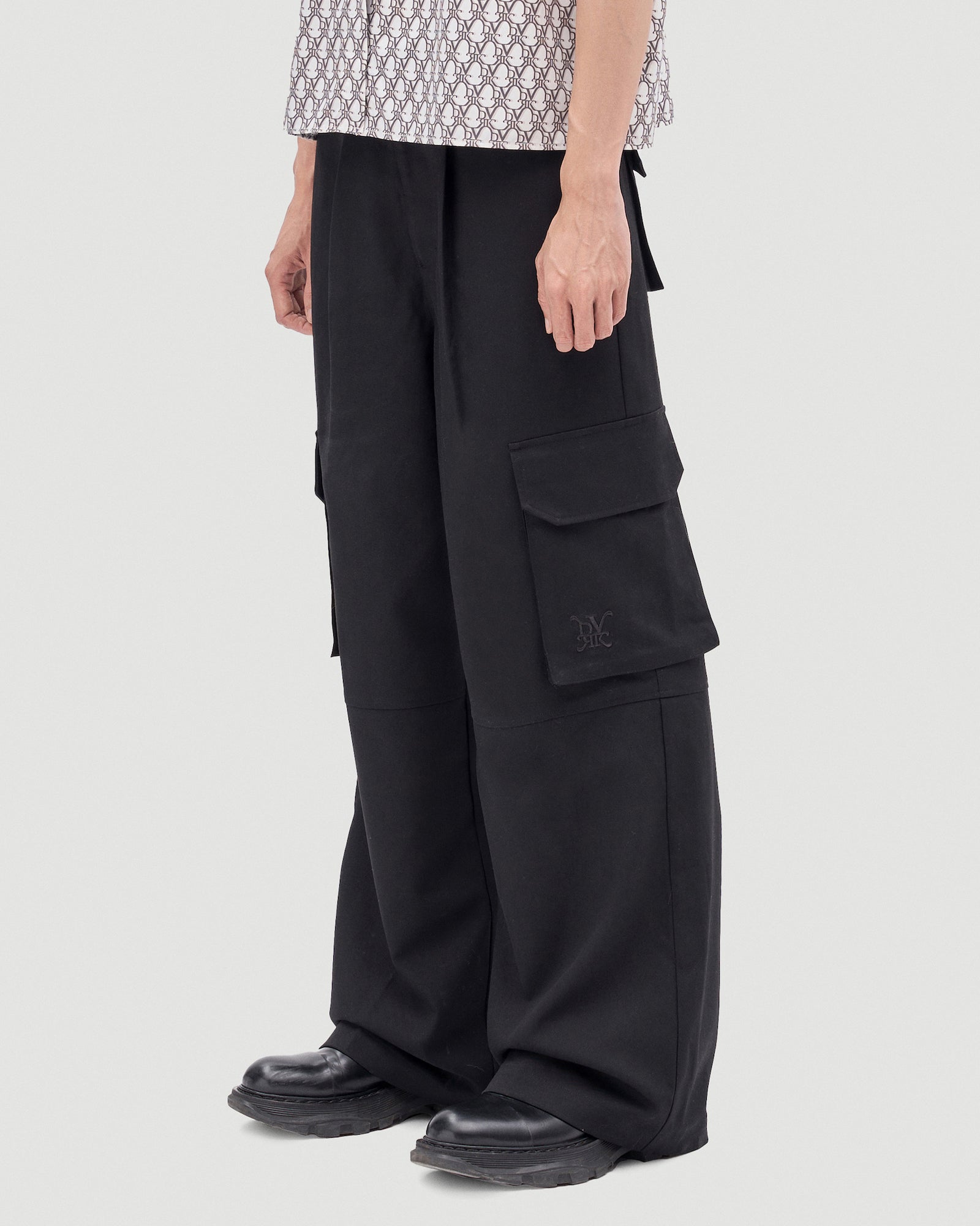 PRIVÉ LOGO EMBROIDERED CARGO PANTS (MALE) - BLACK