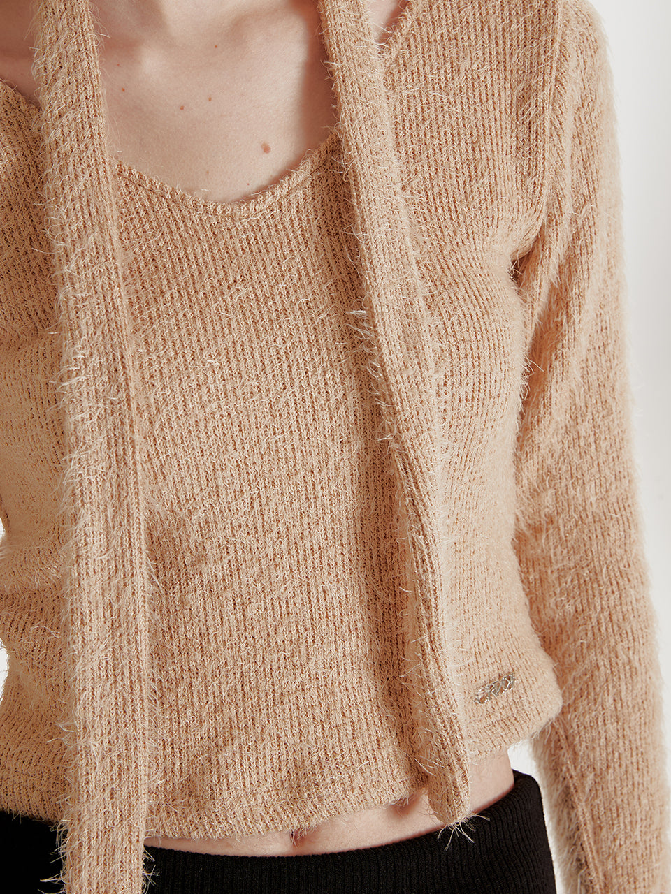 MUFFLER V-NECK CROP TOP_BEIGE