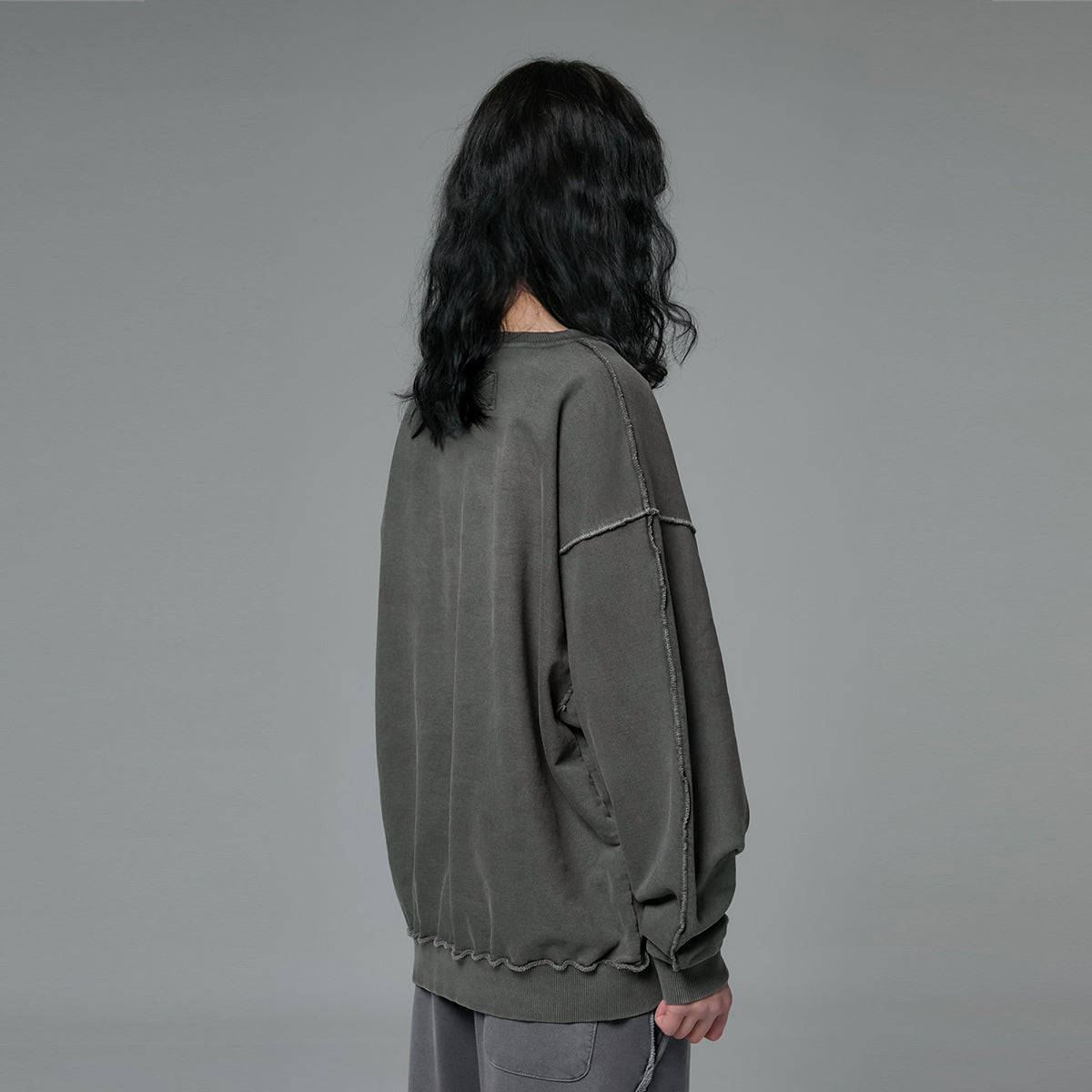 Heroic Pigment Sweatshirt [Charcoal]