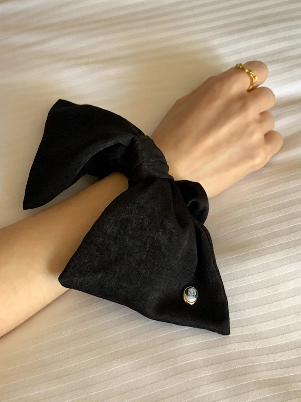 Vintage Mood Cameo Satin Ruffle Scrunchie [Black]