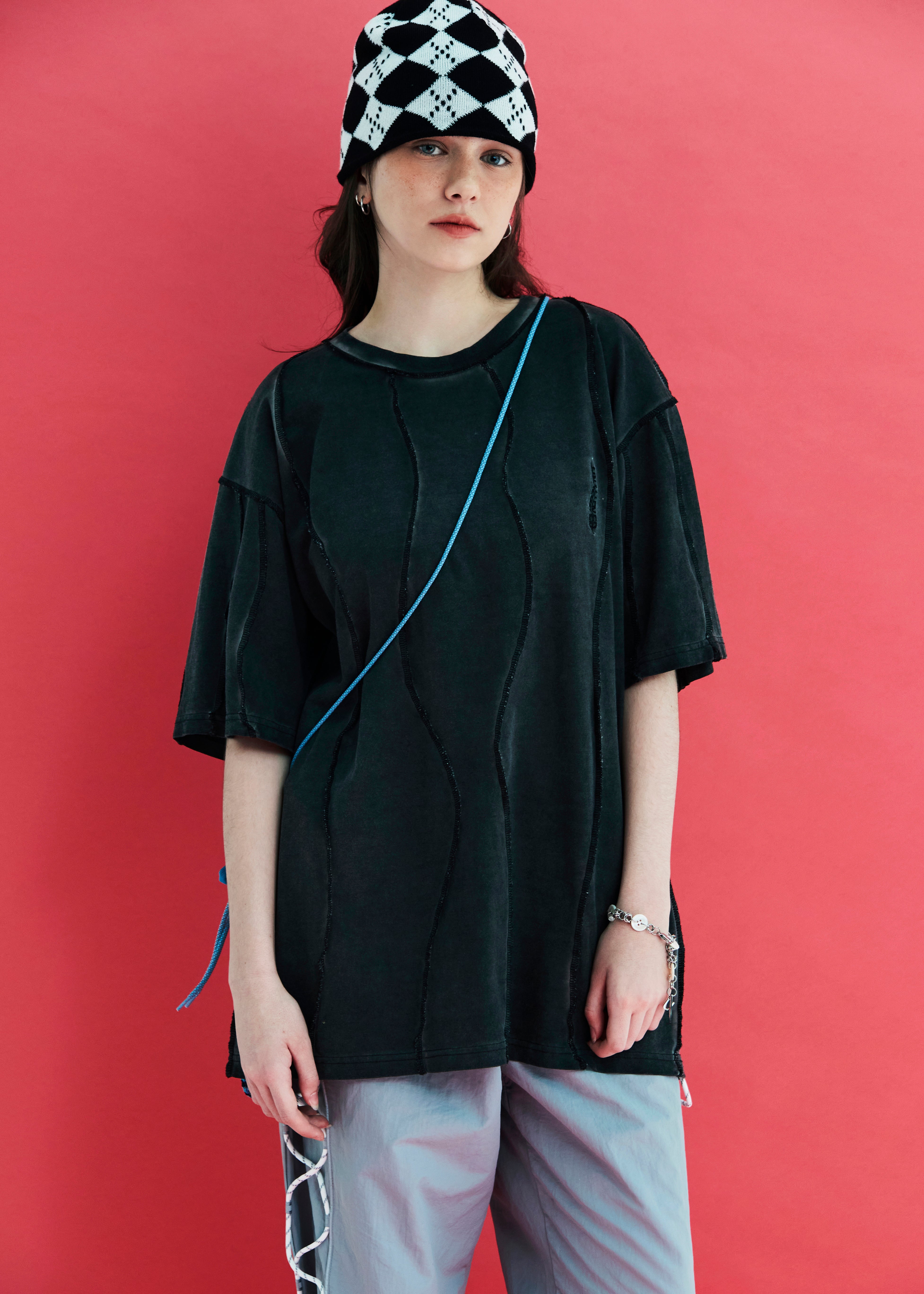 DYED WAVE OVERLOCK T SHIRT / CHARCOAL