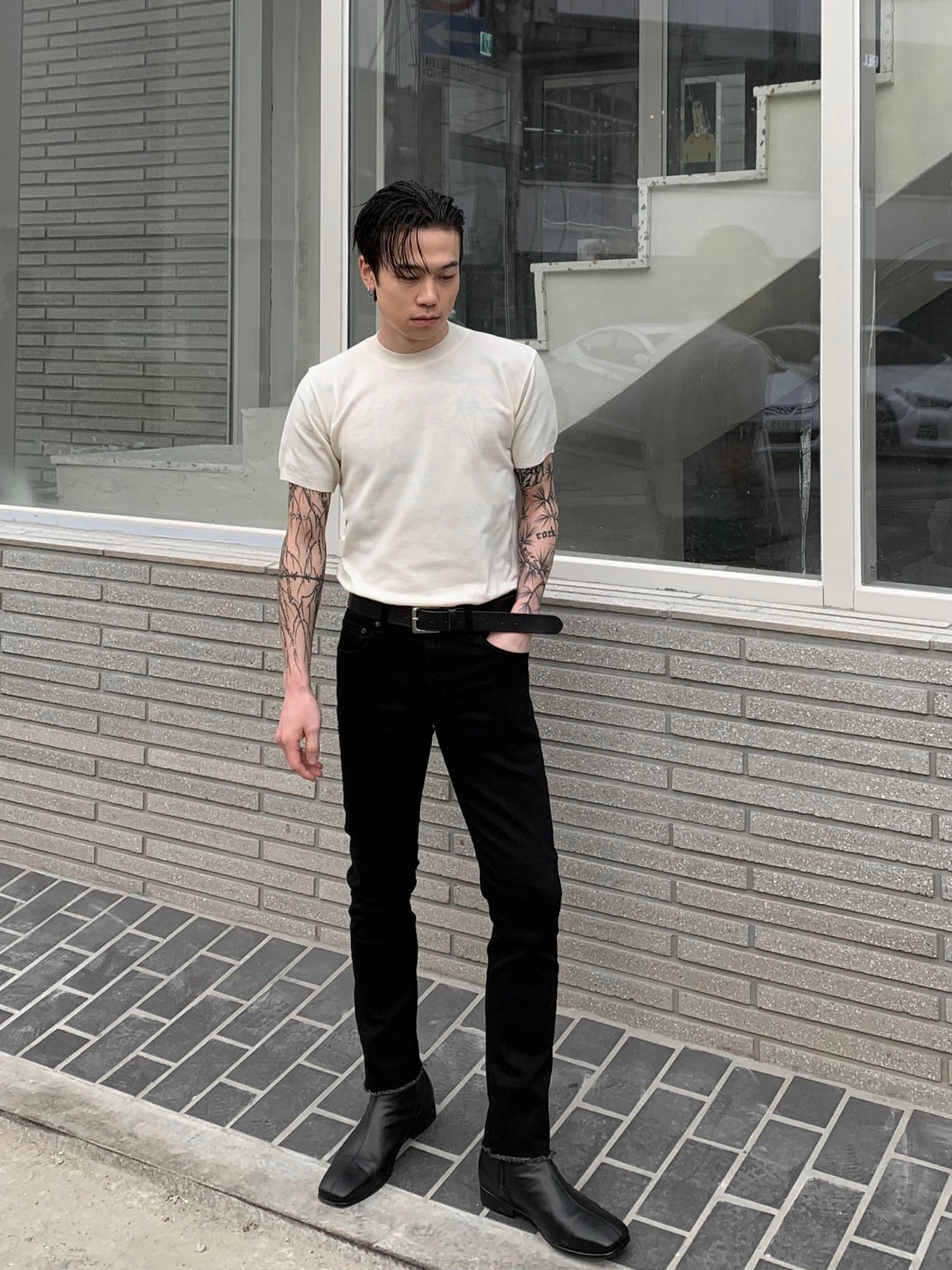 slim cutting black jeans