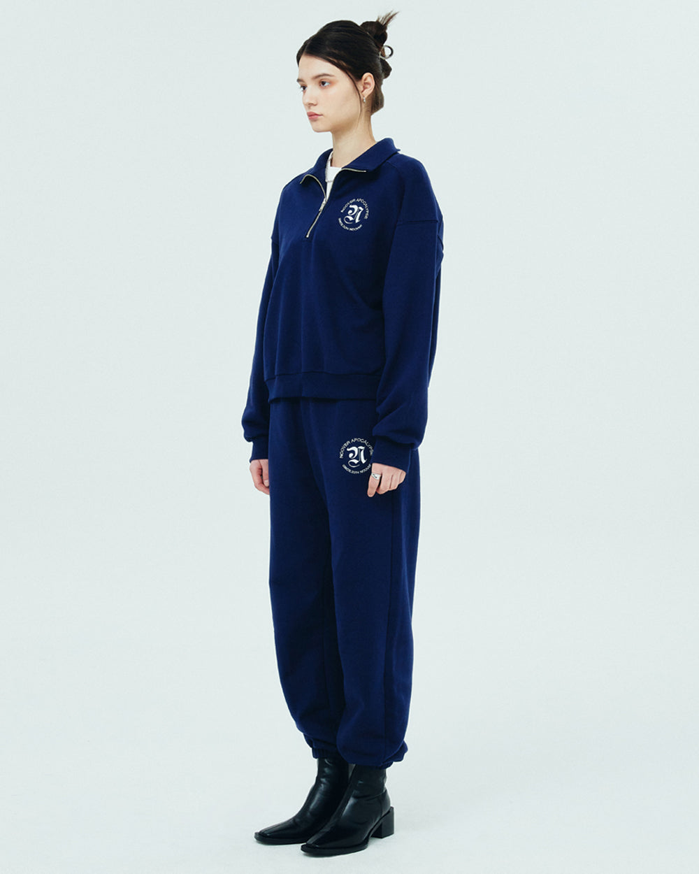 ROMAN TYPO LOGO TRAINING PANTS-NAVY