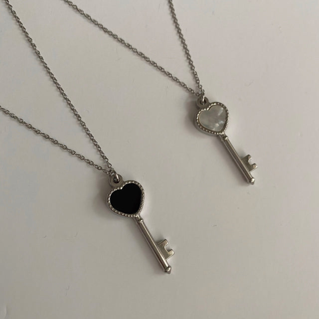 uy Onyx heart key necklace