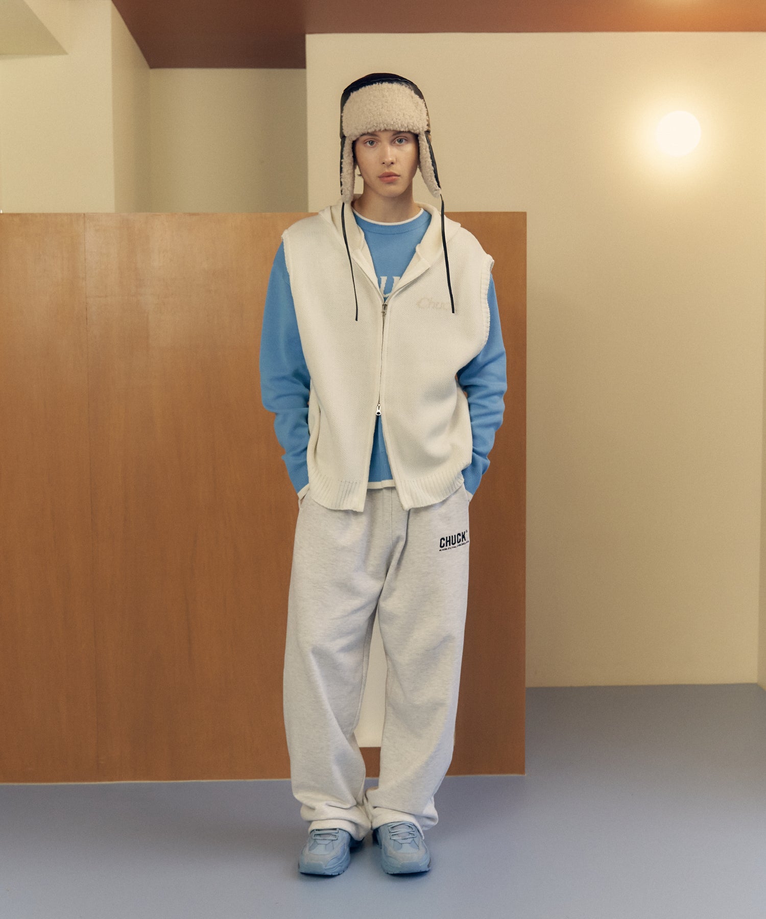 セリフロゴニットフードベスト / CHUCK SERIF LOGO KNIT HOOD VEST (IVORY)