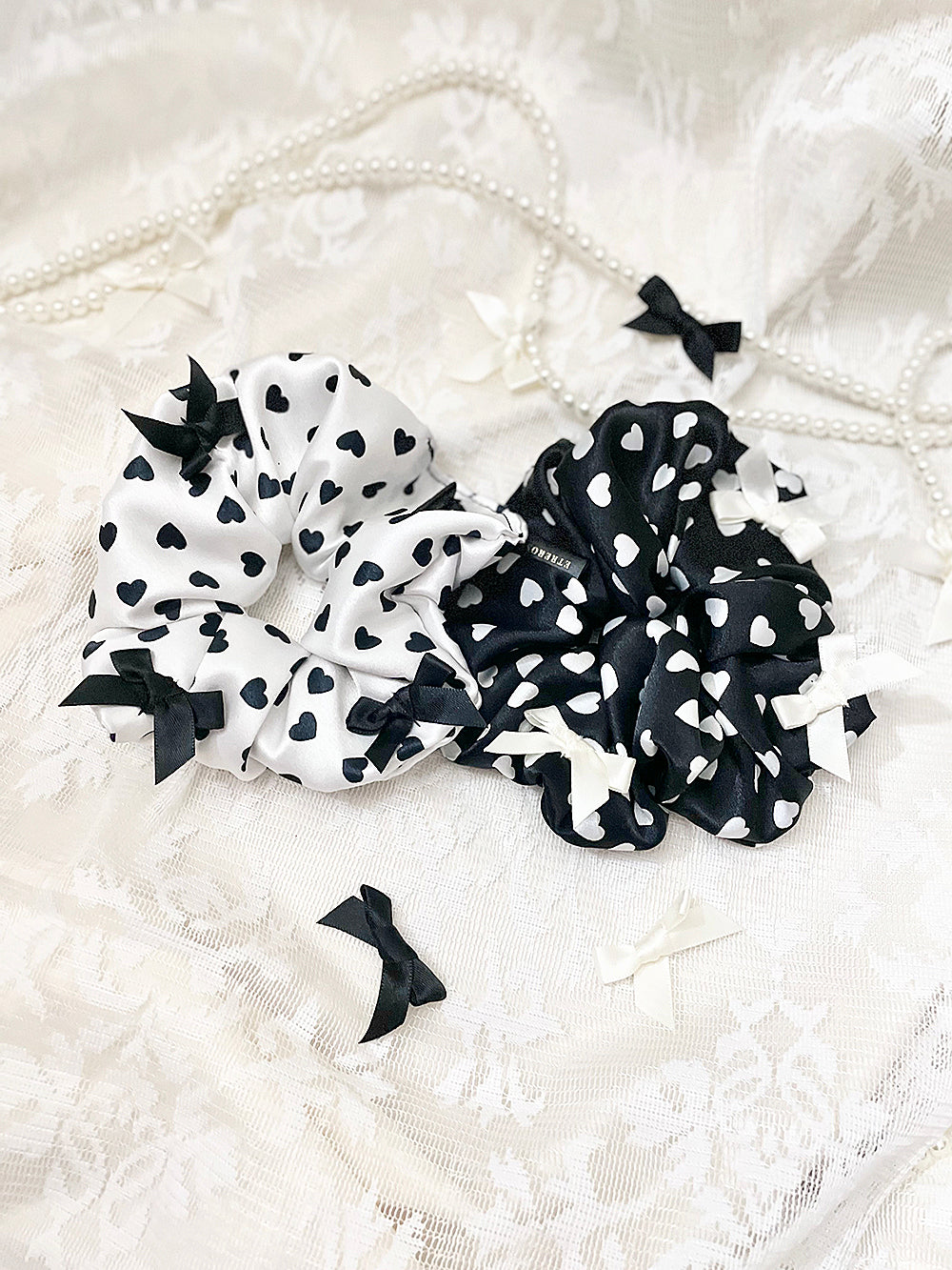 Mono Heart Ribbon Satin Scrunchie (2Color)