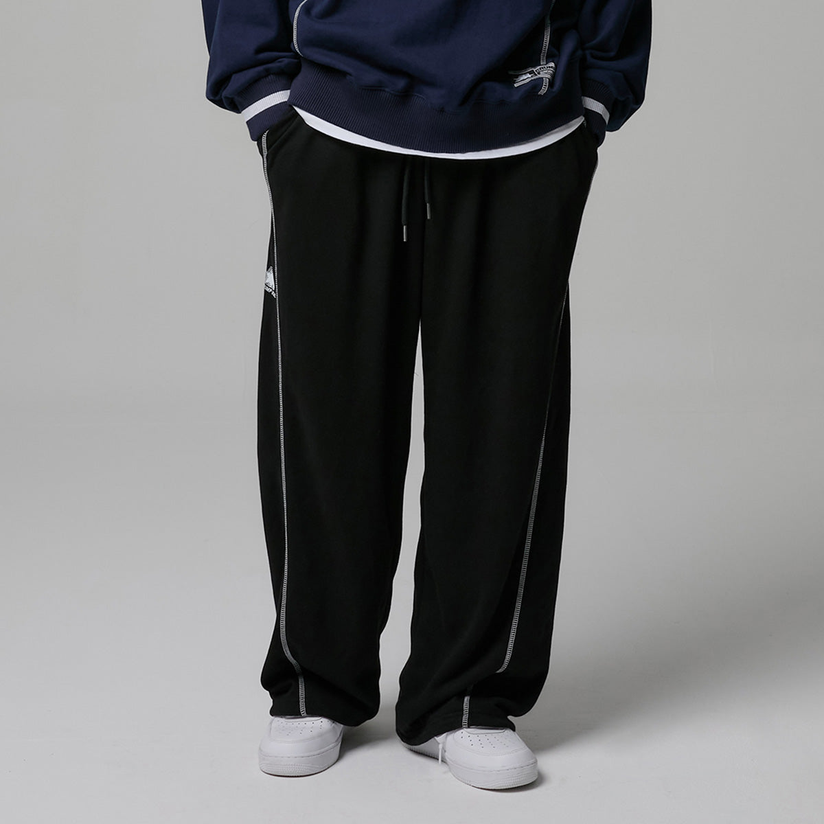 Stitched wide sweat pants [black]