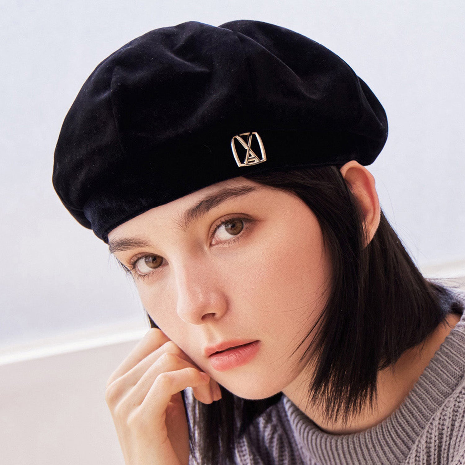 VA Square Stud Octagon Velvet Beret / Black