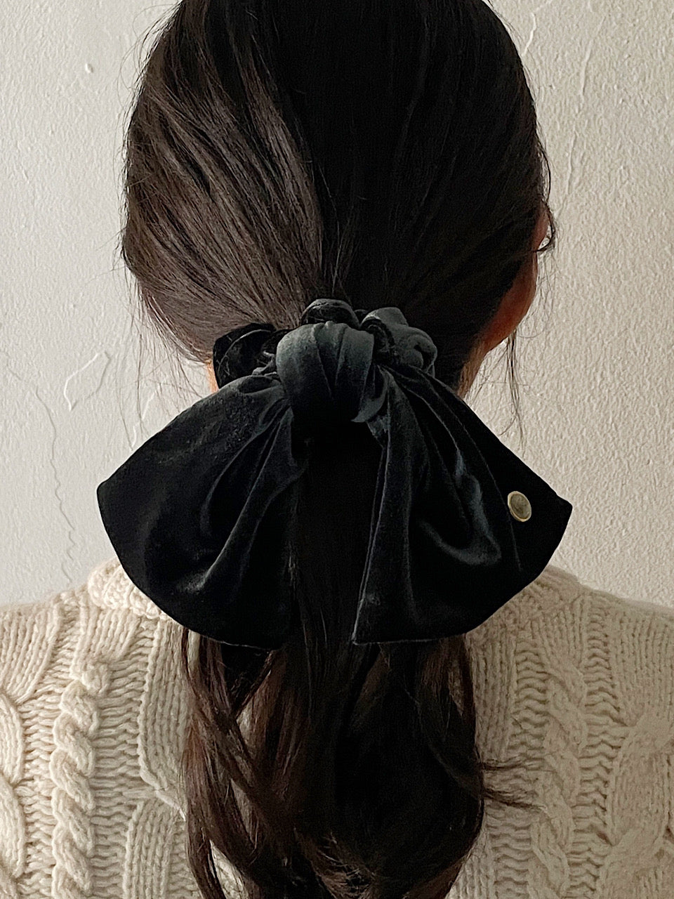 Vintage Mood Cameo Velvet Ruffle Scrunchie[Deep Green]