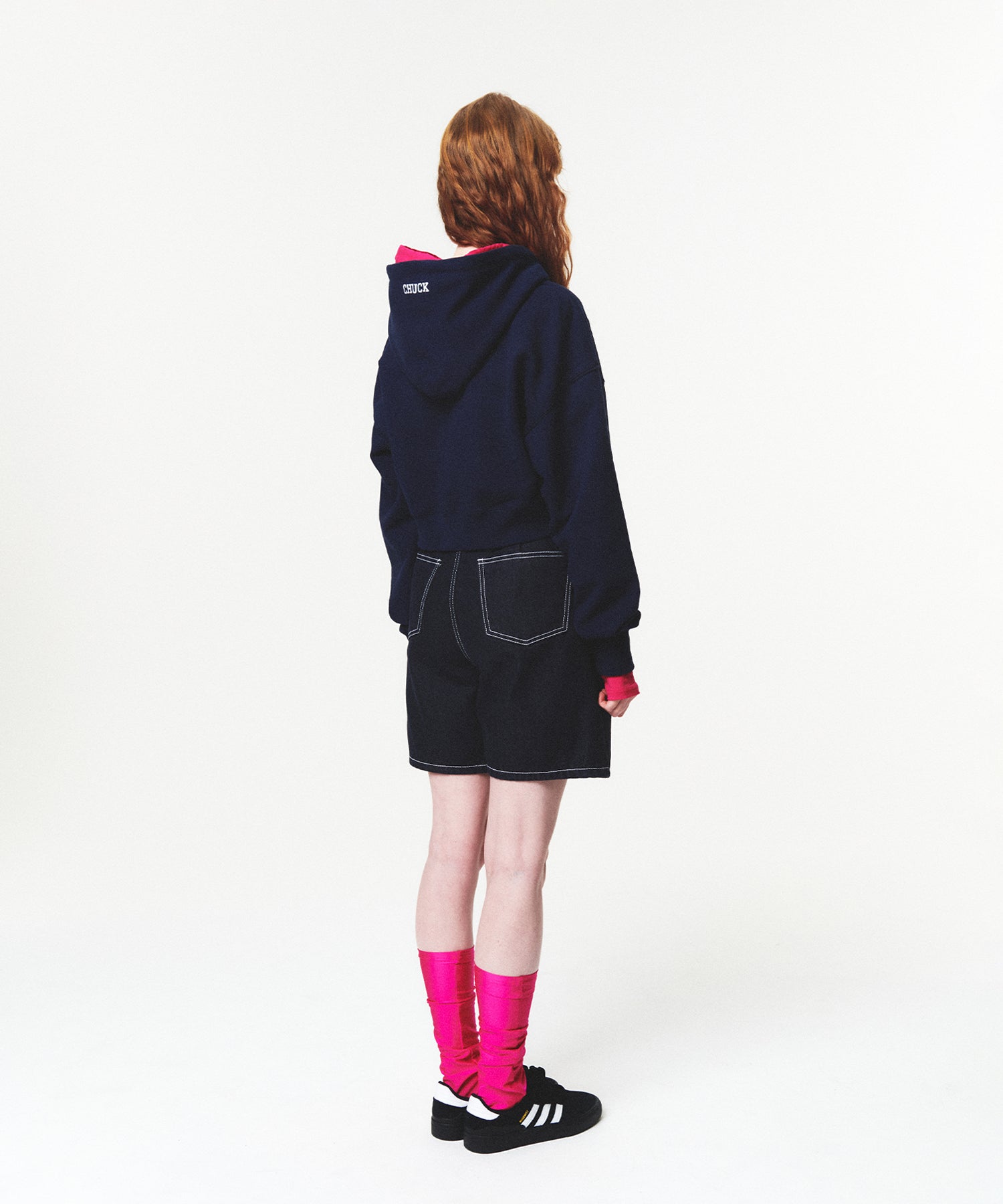 アップリケアーチロゴクロップフーディ/CHUCK APPLIQUE ARCH LOGO CROP HOODIE (NAVY)