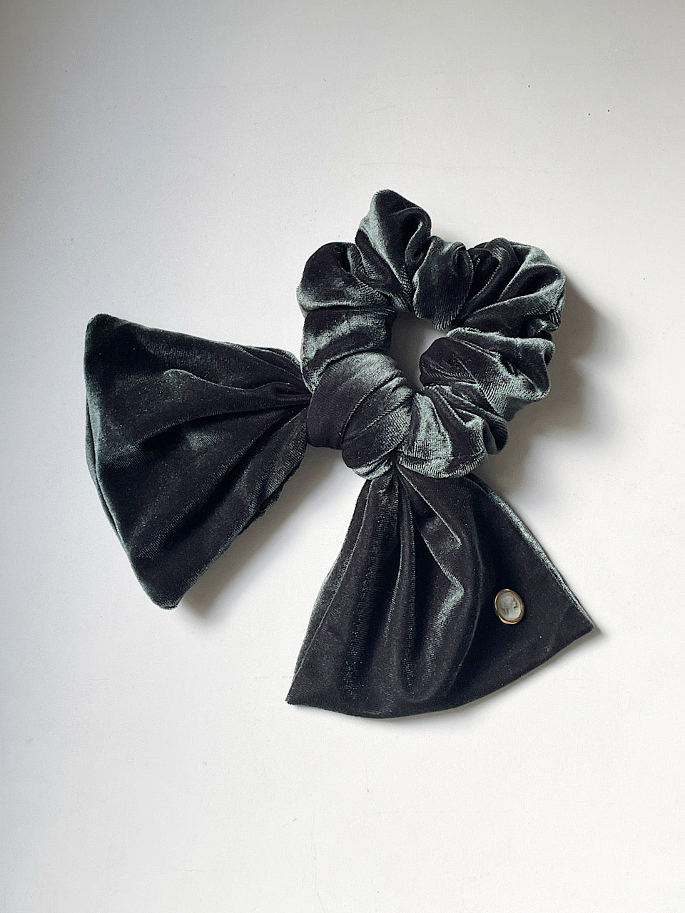 Vintage Mood Cameo Velvet Ruffle Scrunchie[Deep Green]