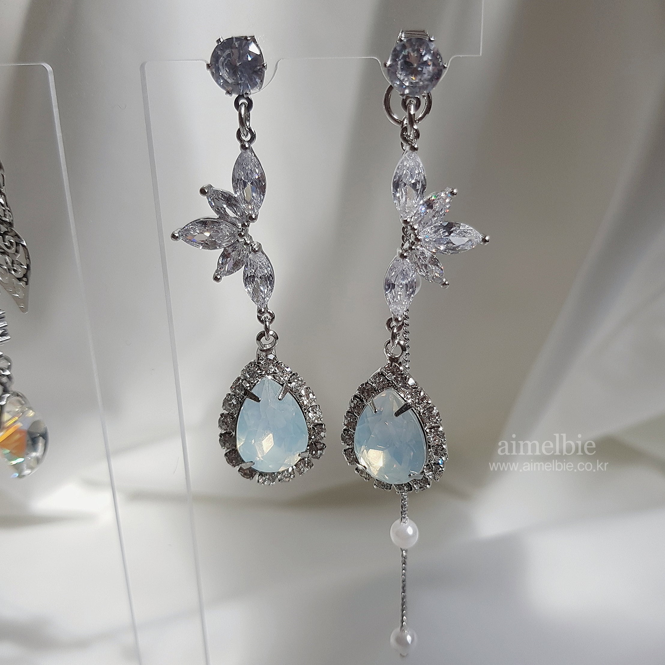 Heavenly Crystal Earring - White Opal Color