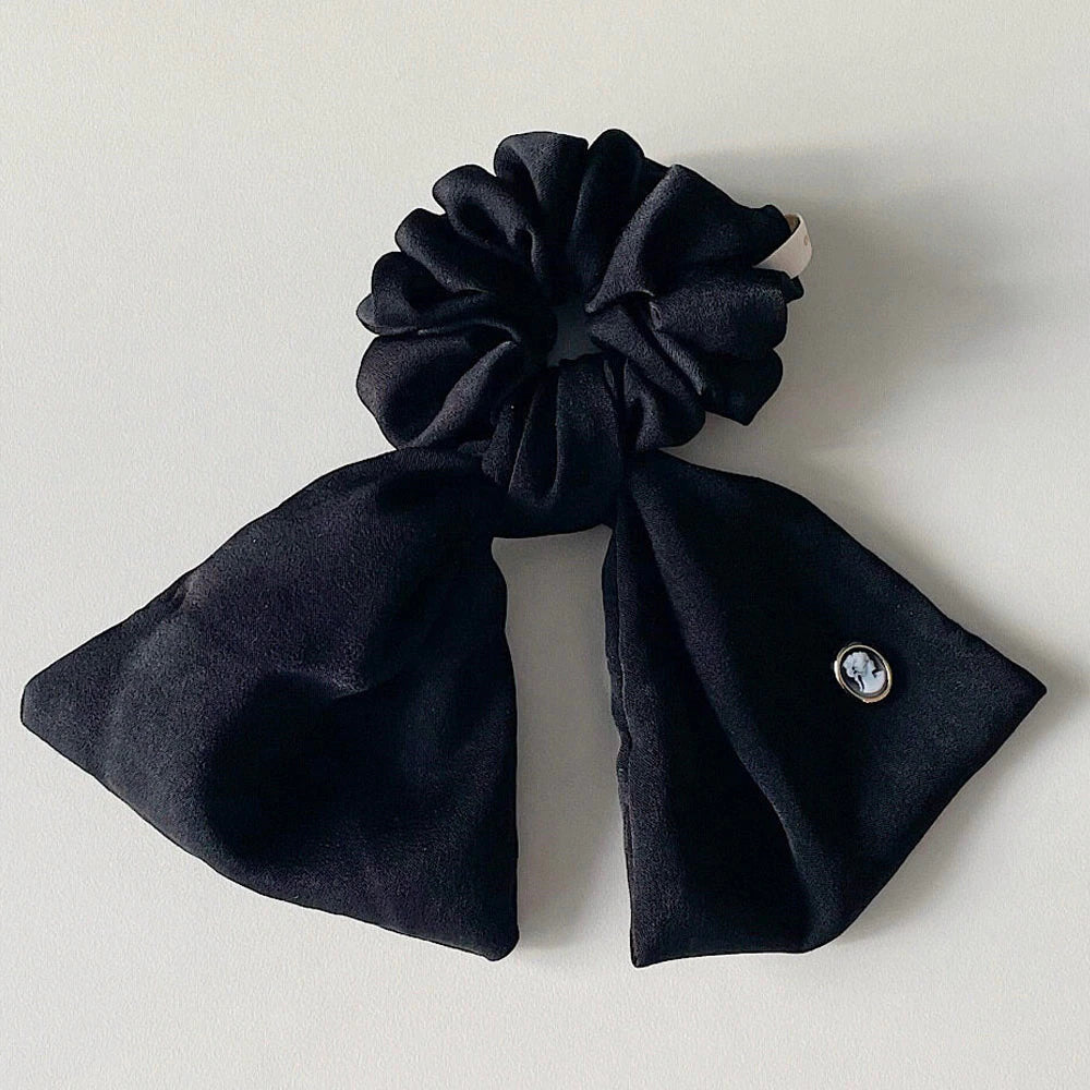 Vintage Mood Cameo Satin Ruffle Scrunchie [Black]