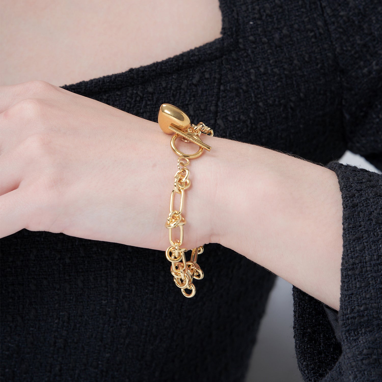 BOLD GOLD HEART BRACELET