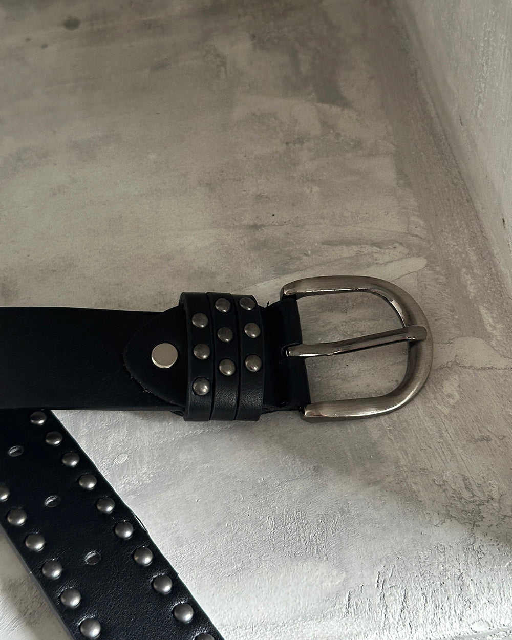 Stud Finger Leather Belt