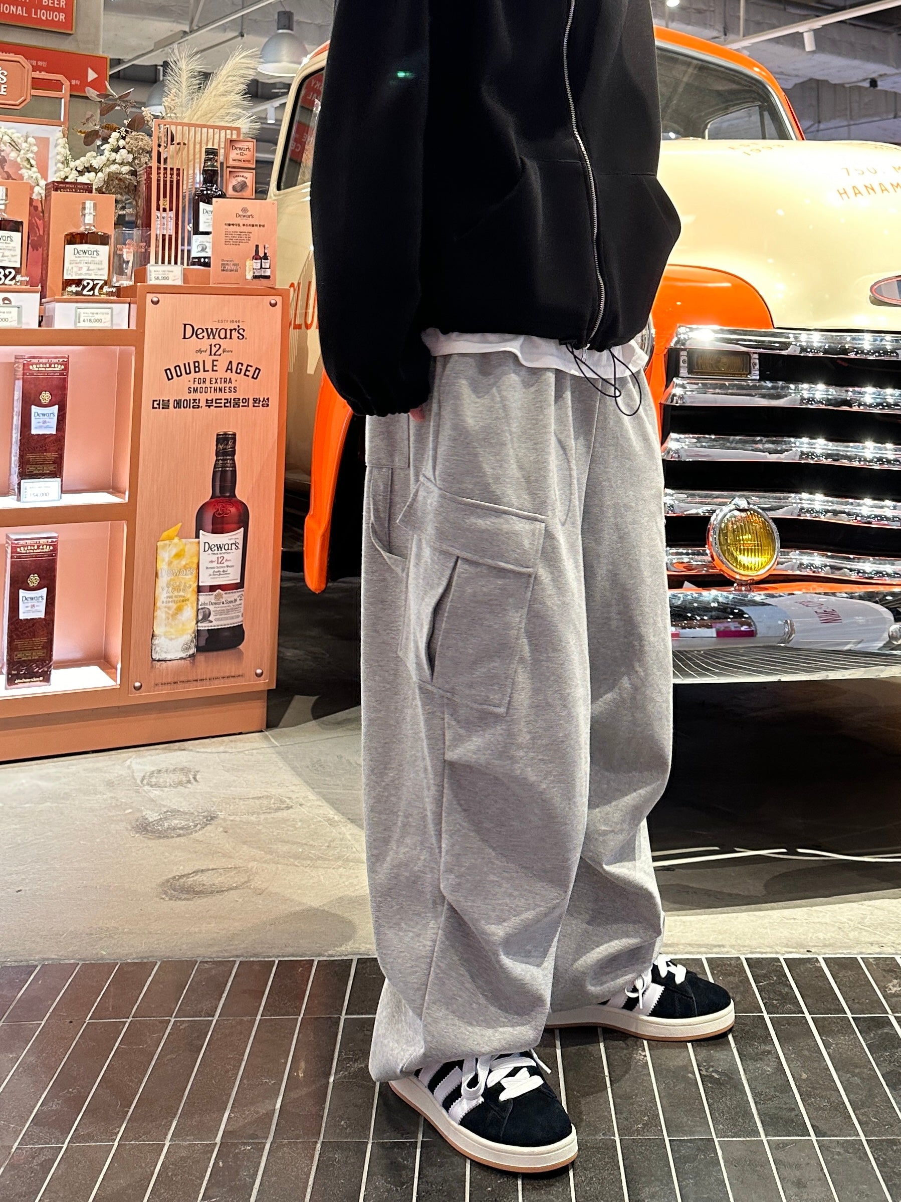 Diagonal line cargo sweat pants