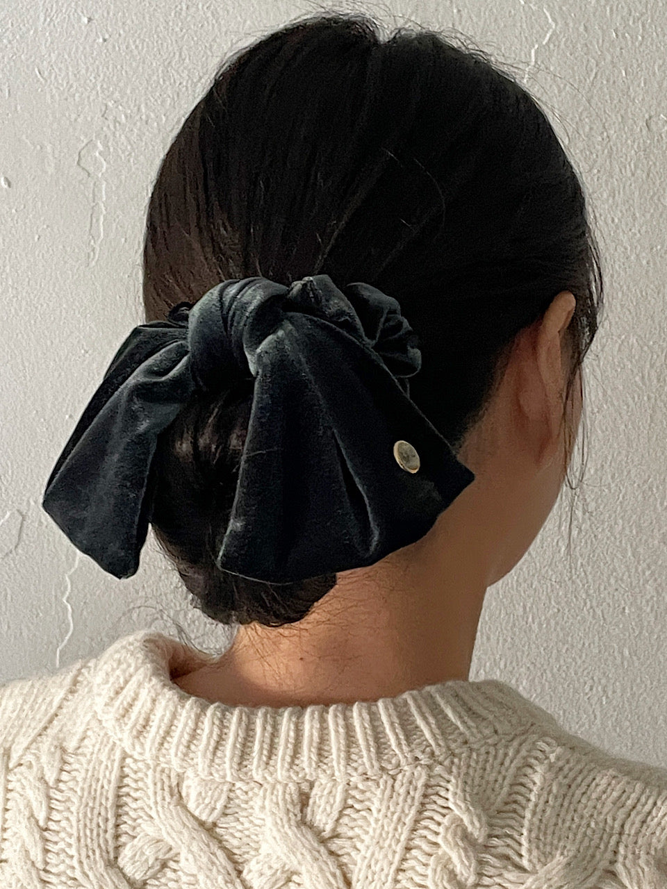 Vintage Mood Cameo Velvet Ruffle Scrunchie[Deep Green]