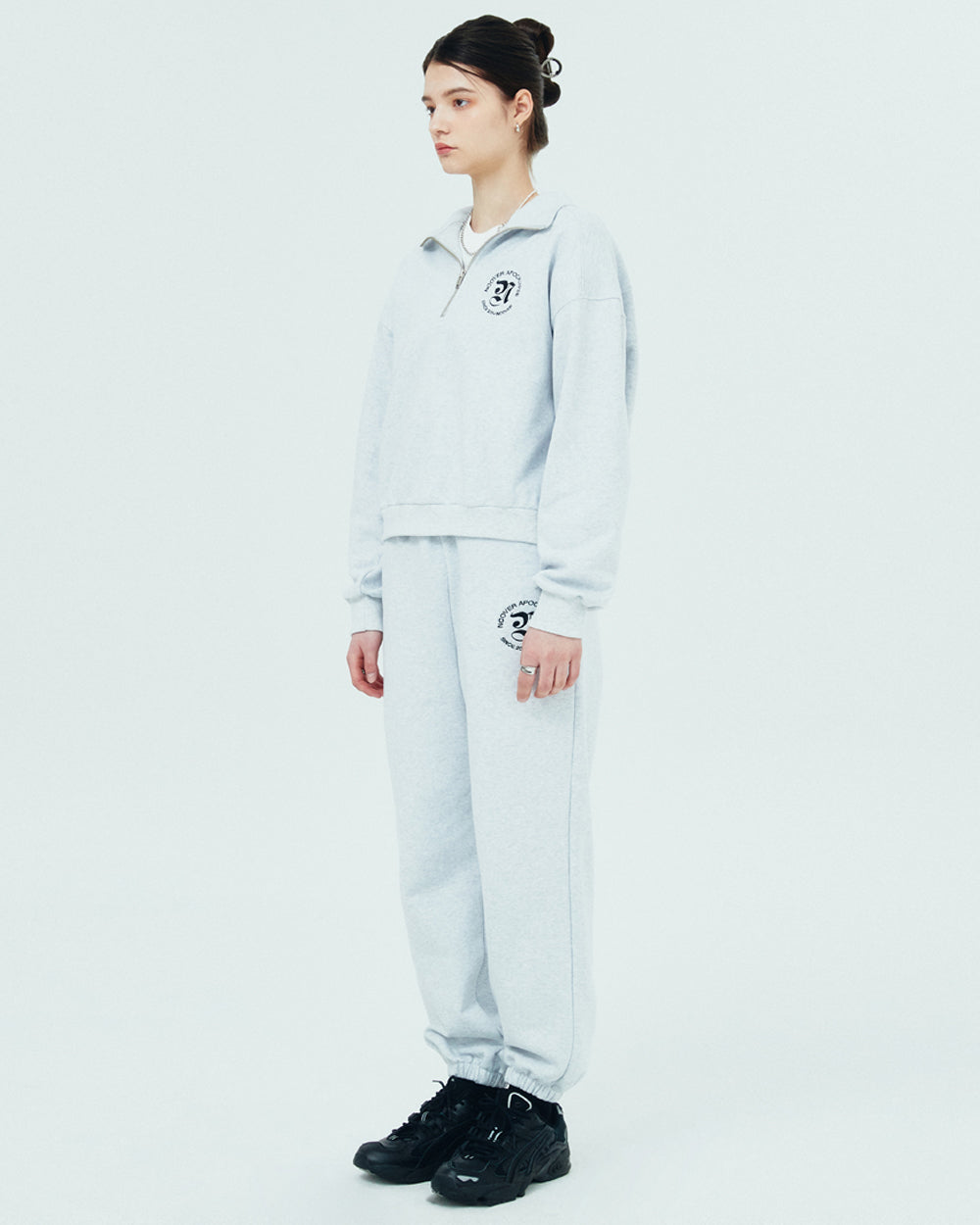 ROMAN TYPO LOGO TRAINING PANTS-WHITE MELANGE