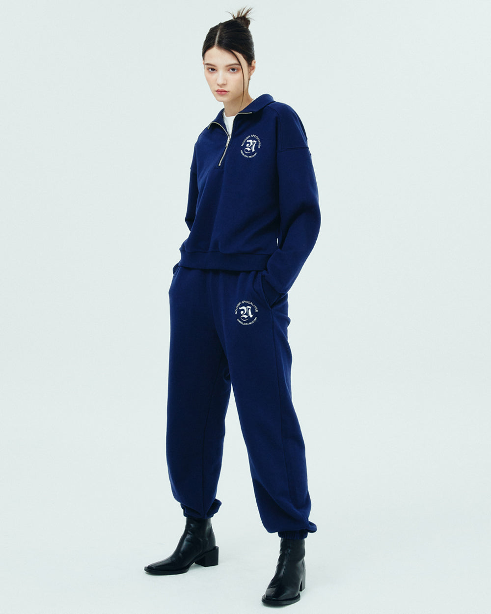 ROMAN TYPO LOGO TRAINING PANTS-NAVY