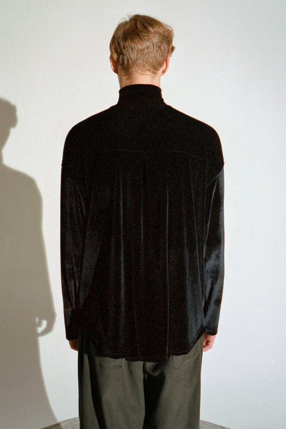 DROP-SHOULDER VELVET TURTLE-NECK TEE (Black)