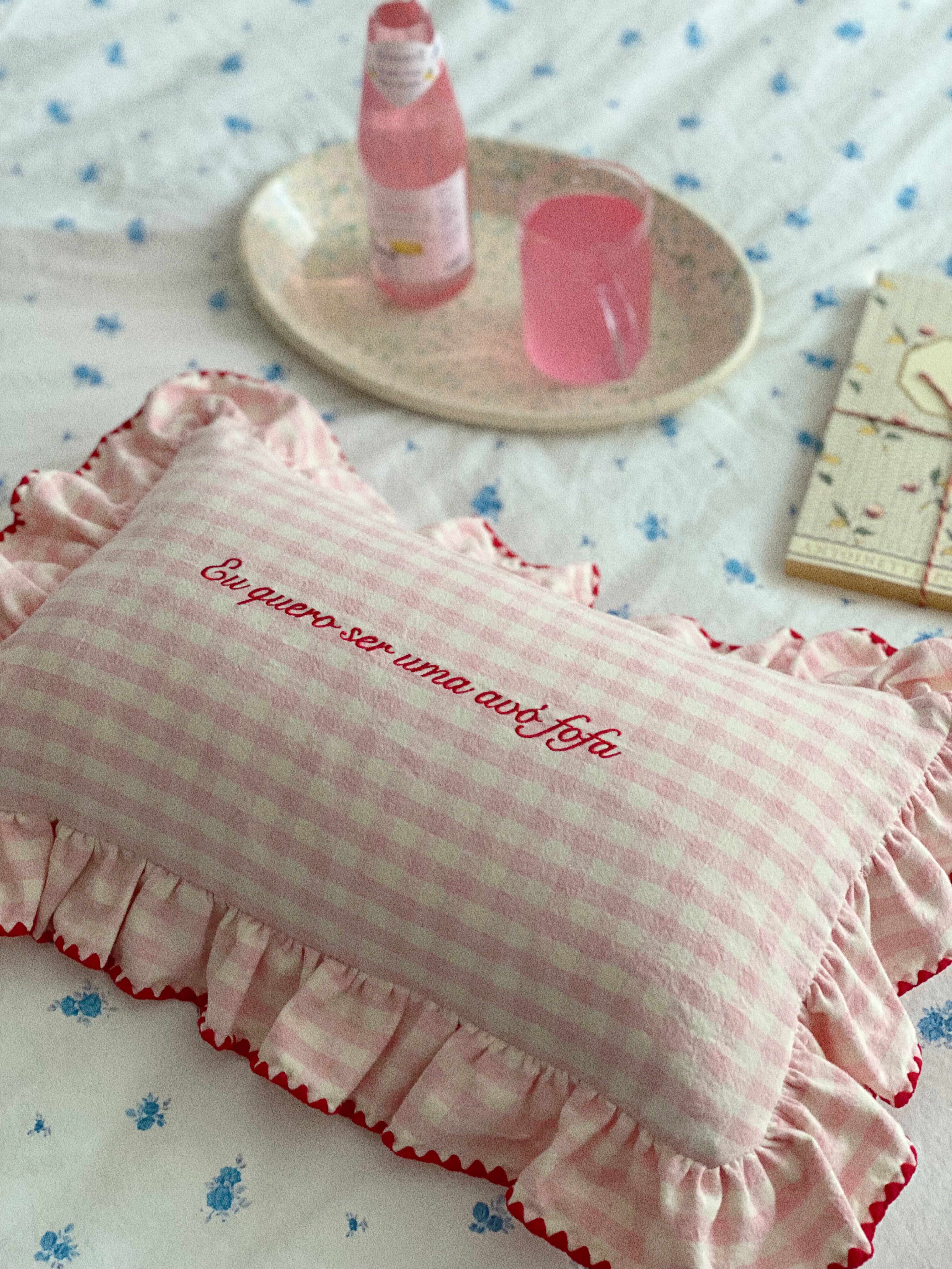 bordado frill cushion