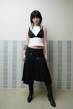 UNBALANCE PLEATED SKIRT IN BLACK