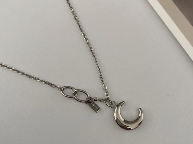 dai Unique Moon Necklace