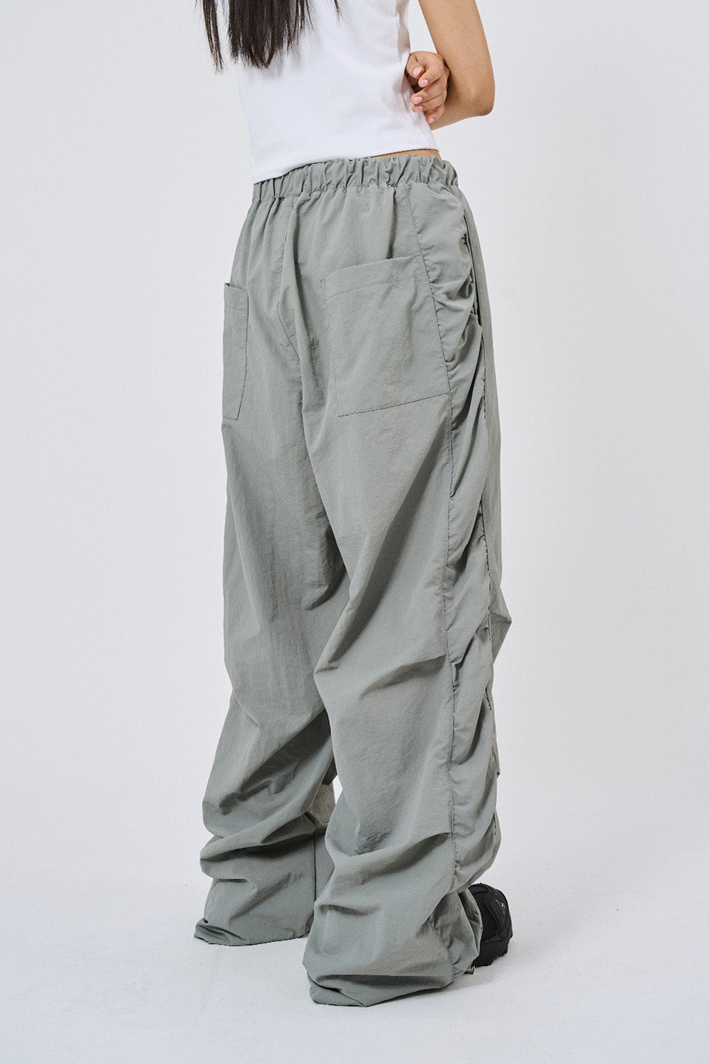 Keep side shirring parachute pants