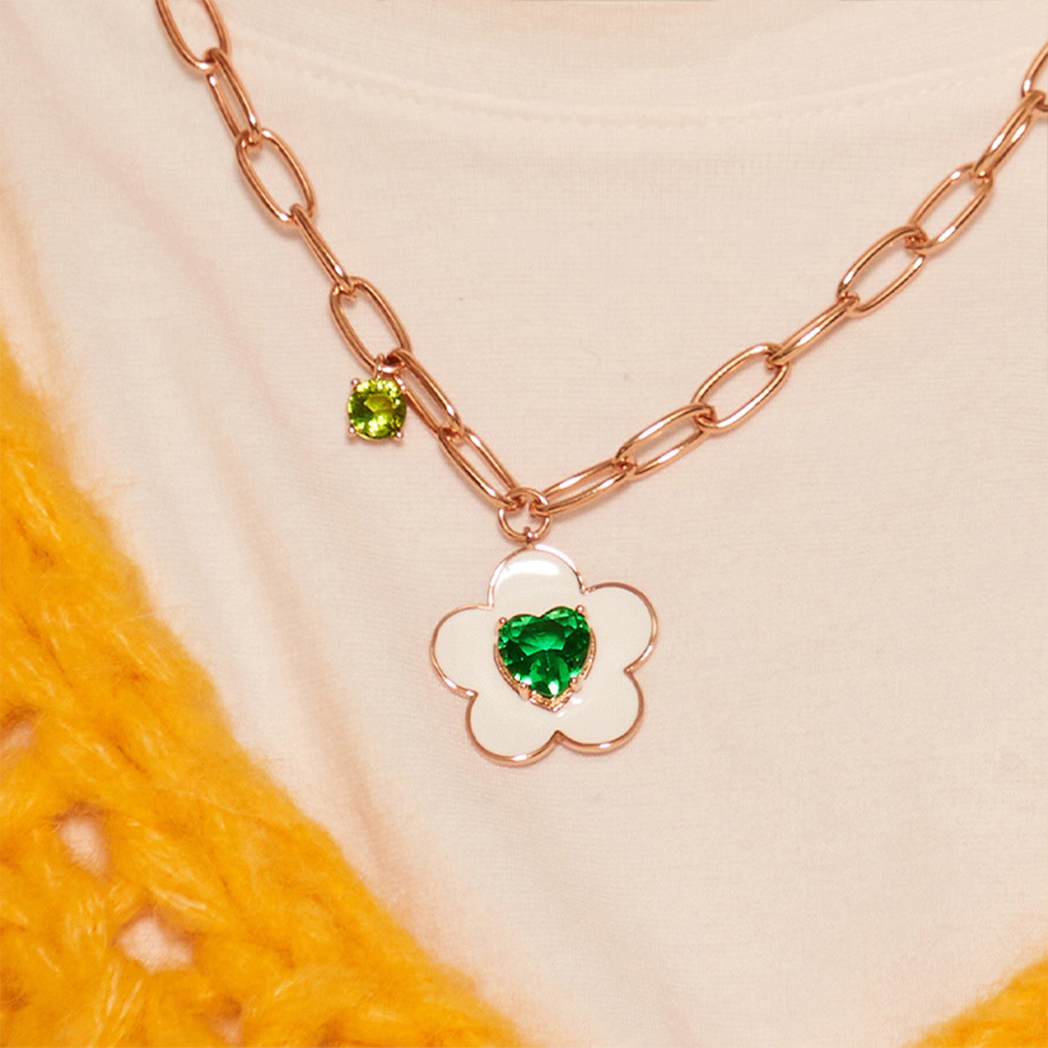 APPLEGREEN FLOWER NECKLACE