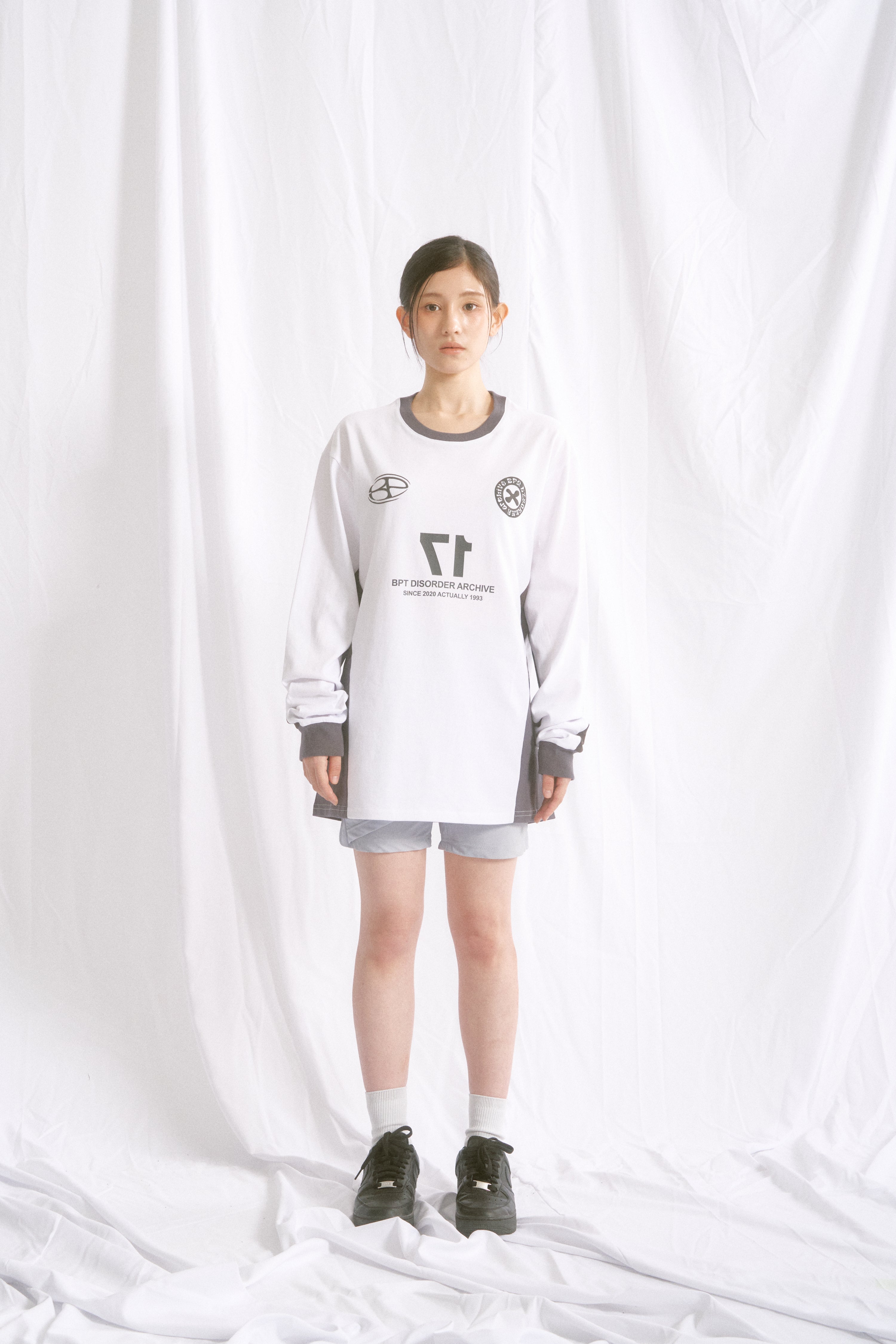 SPORTY GRAPHIC LOGO SLEEVE WHITE