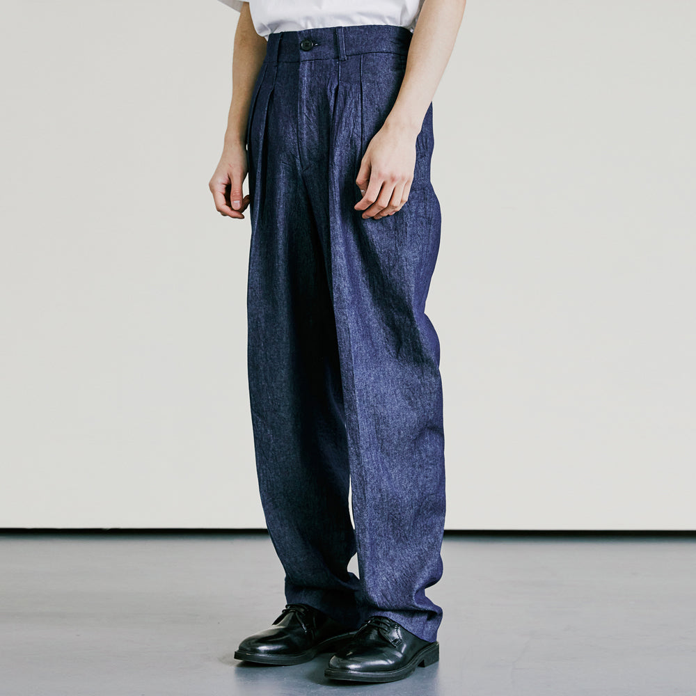 DENIM WIDE CURVE FIT TWO TUCK SLACKS INDIGO