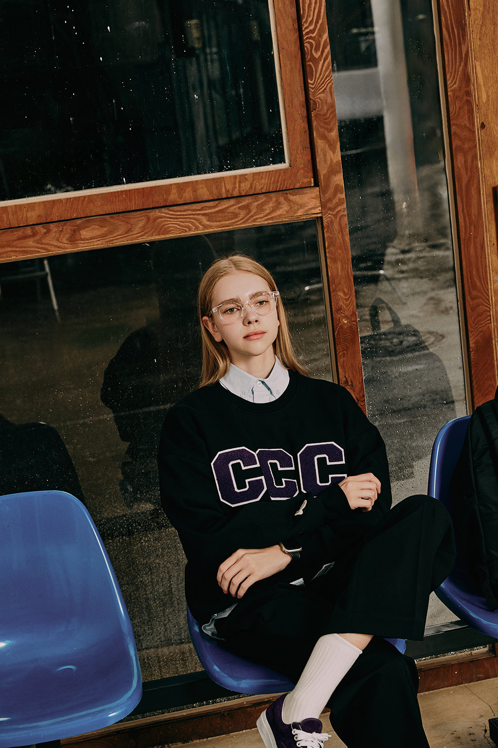 パープルCCCワッペンスウェットシャツ・ブラック［ユニセックス］/ CCC Pupple Patch Unisex Black Sweat Shirt