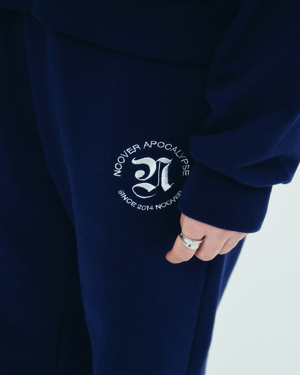 ROMAN TYPO LOGO TRAINING PANTS-NAVY