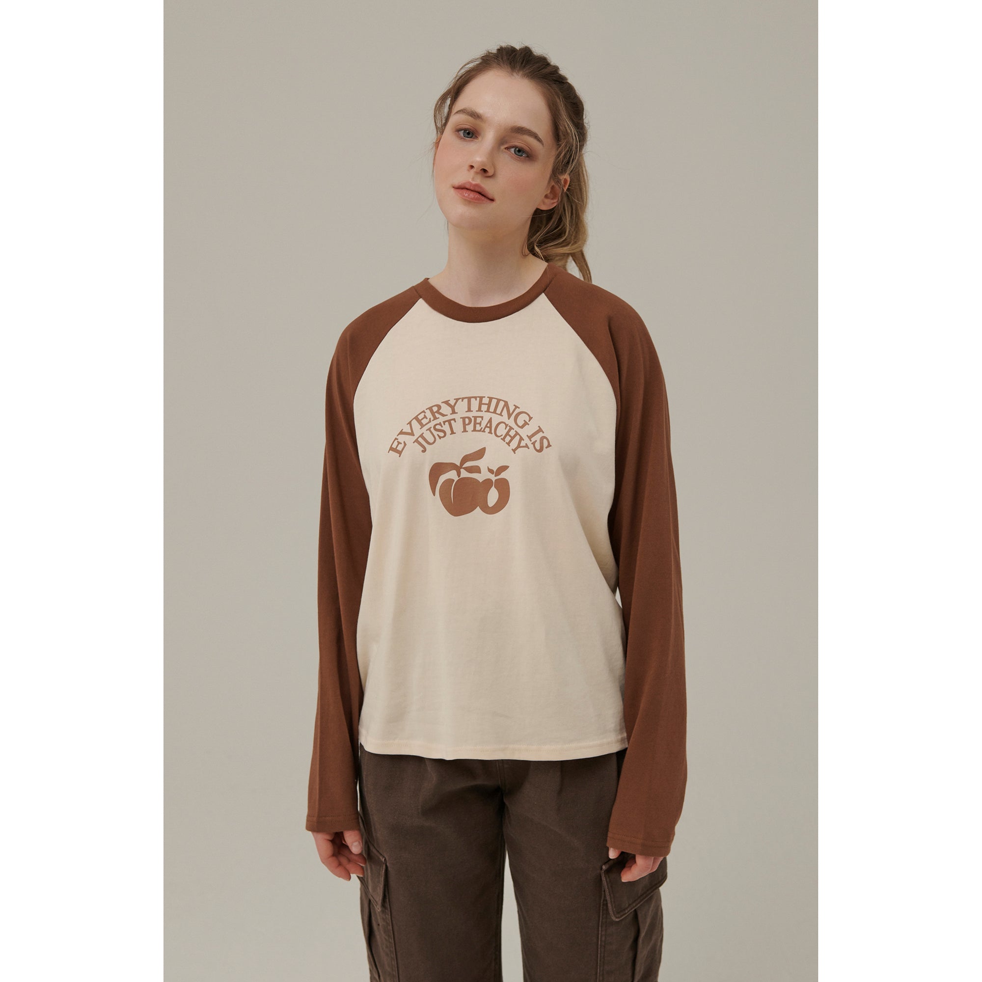 PEACH ARCH PRINT RAGLAN LONG SLEEVE T-SHIRT_CHOCOLATE